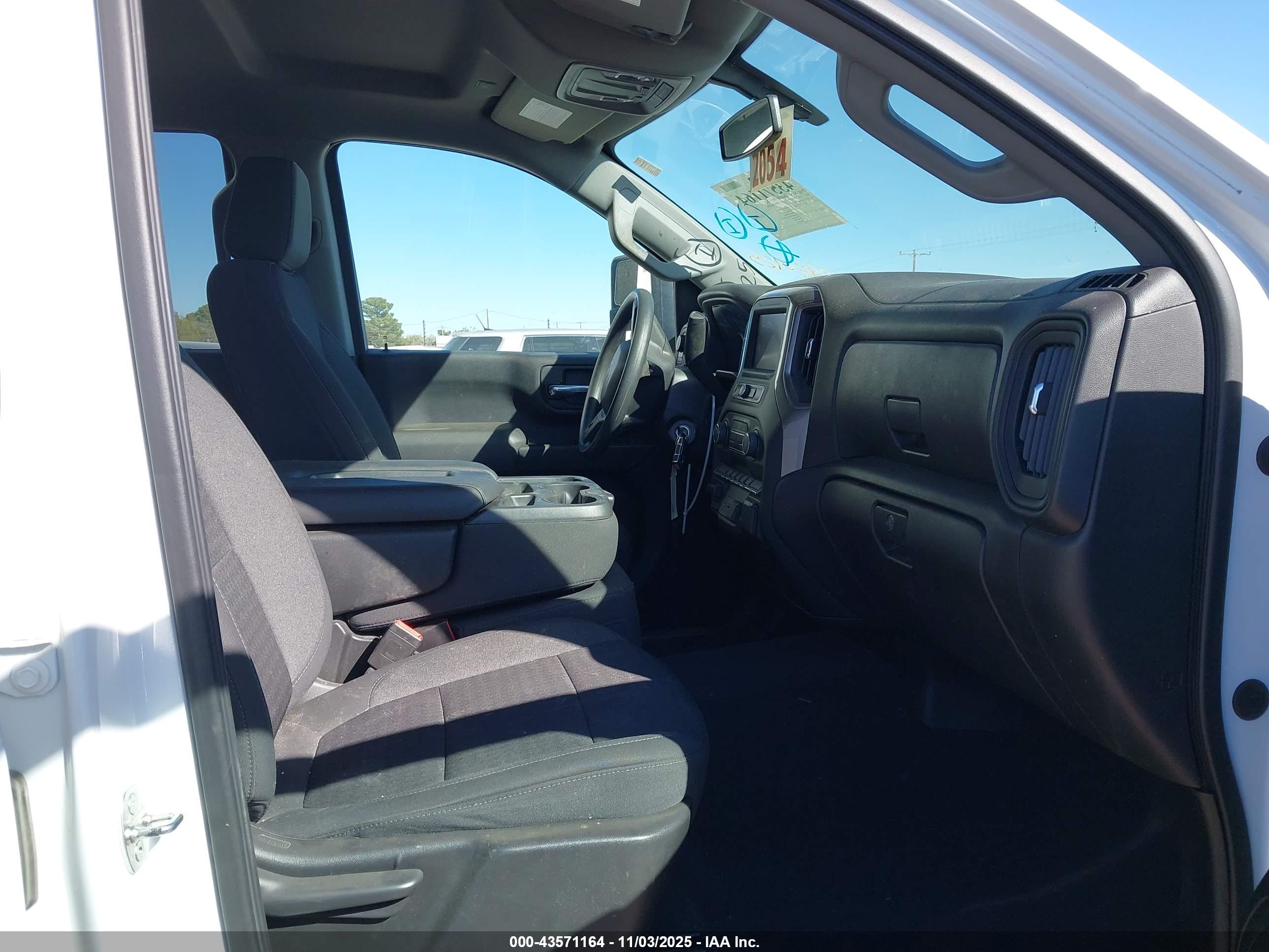 CHEVROLET SILVERADO image 5