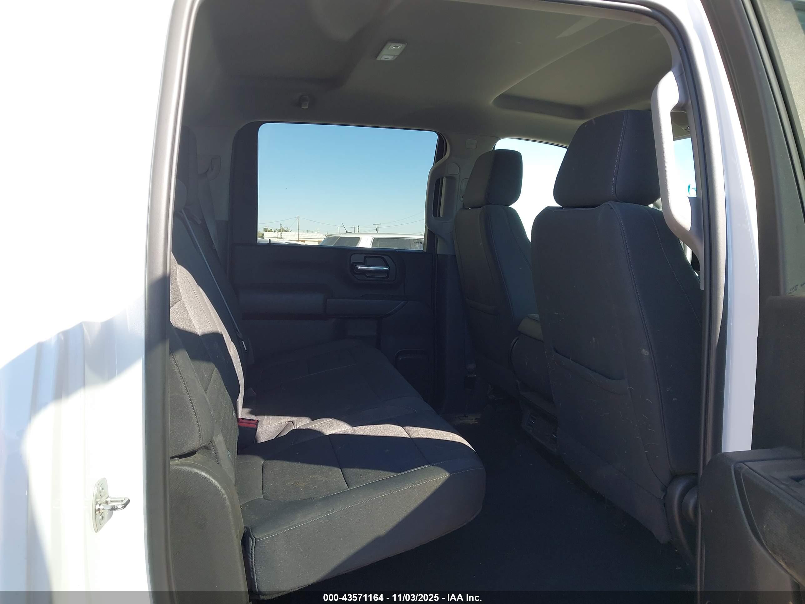 CHEVROLET SILVERADO image 8