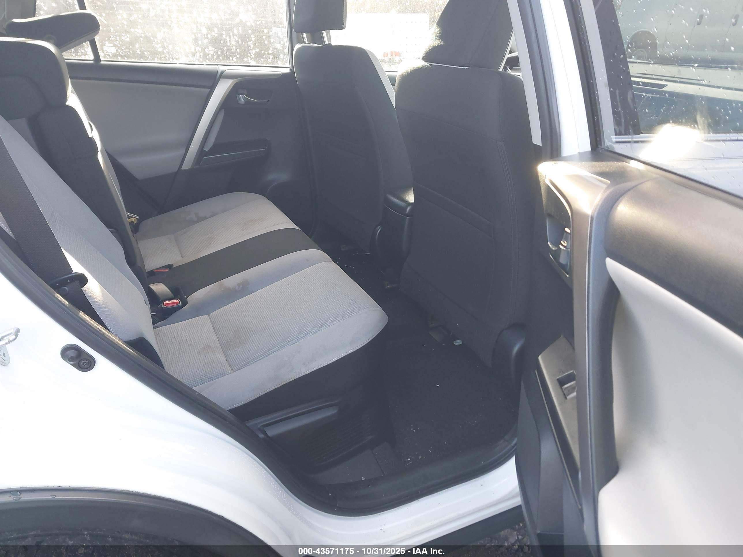 TOYOTA RAV4 image 8