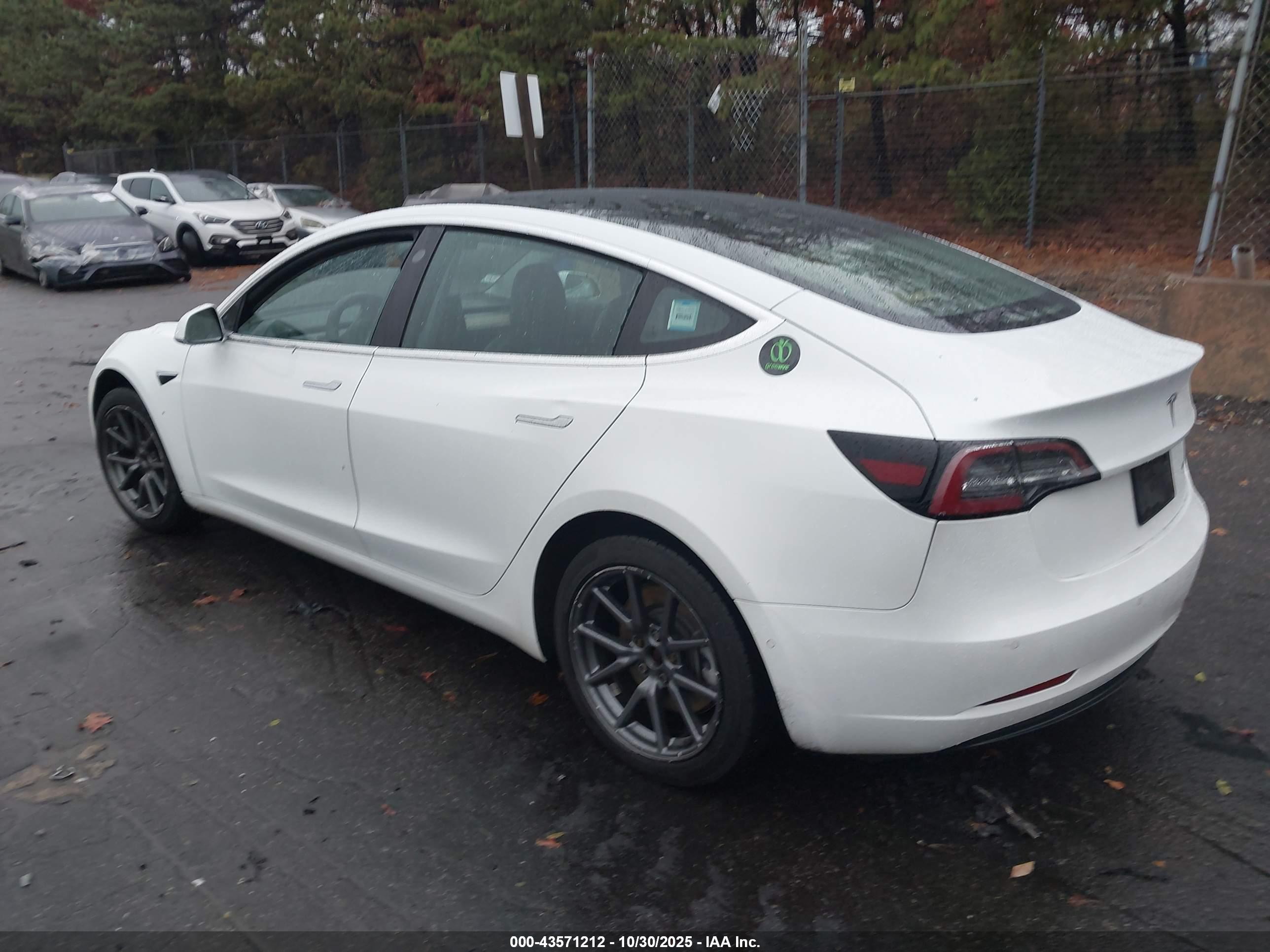 TESLA MODEL image 3