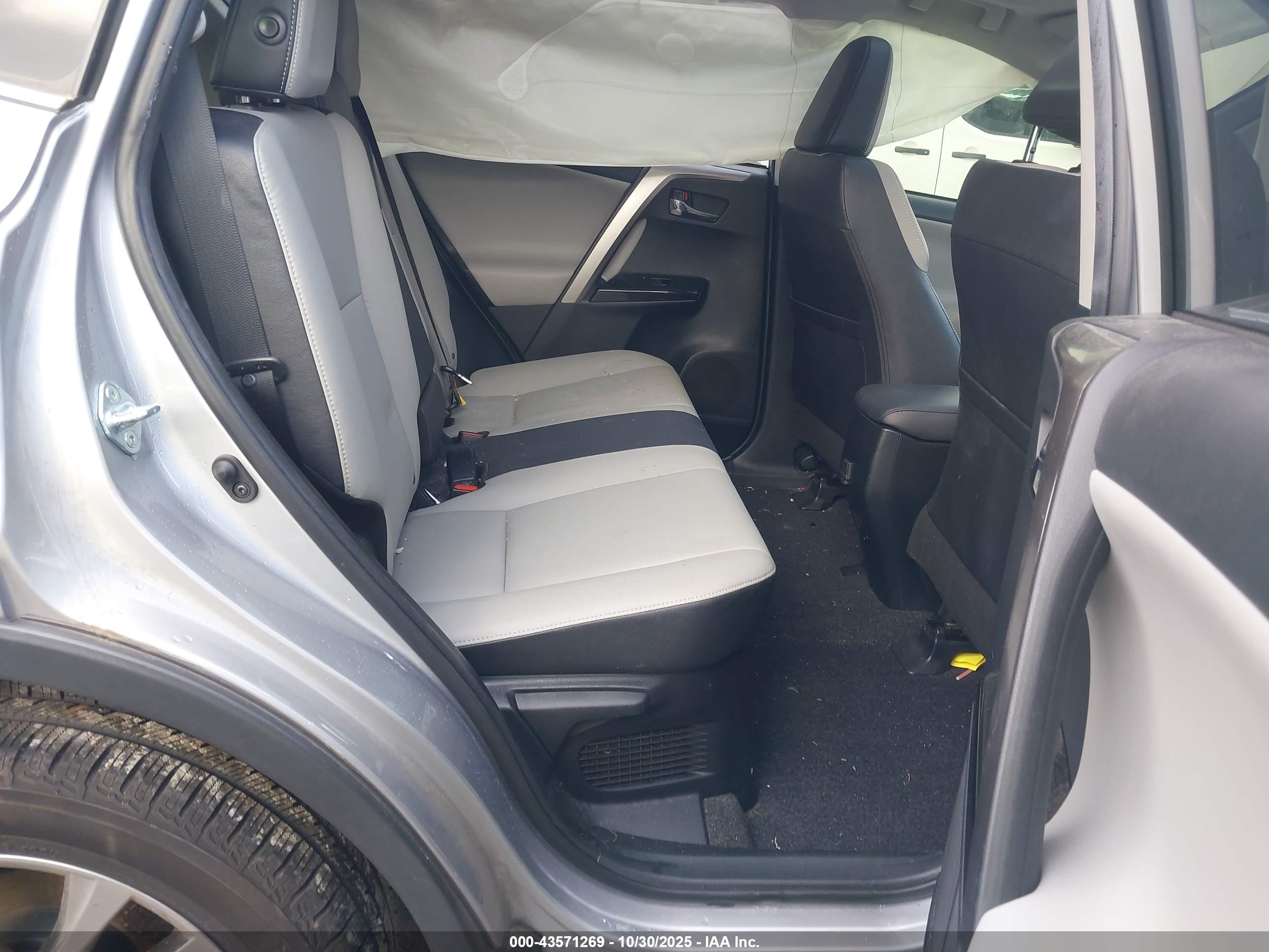 TOYOTA RAV4 image 8