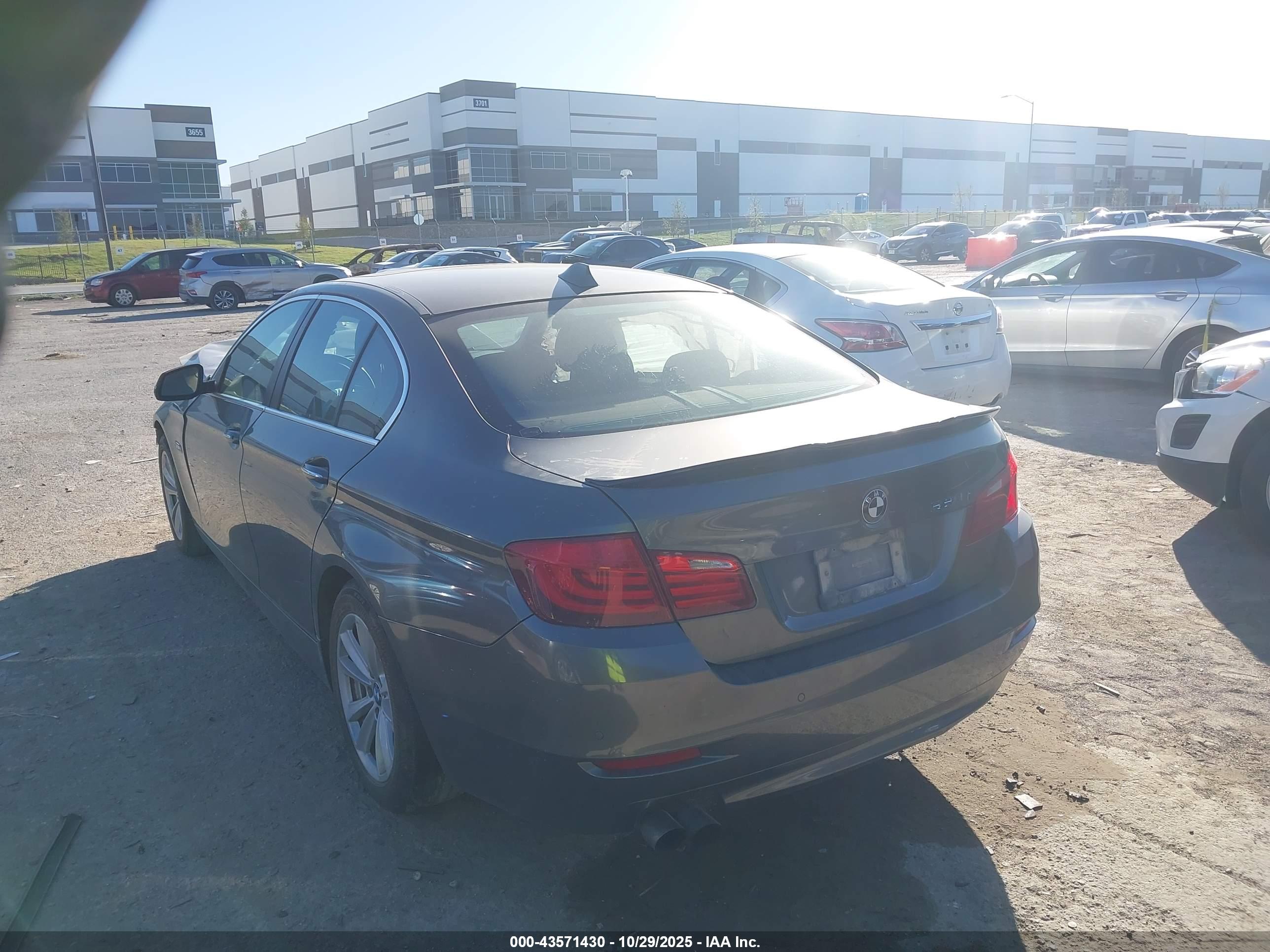BMW 528I image 3