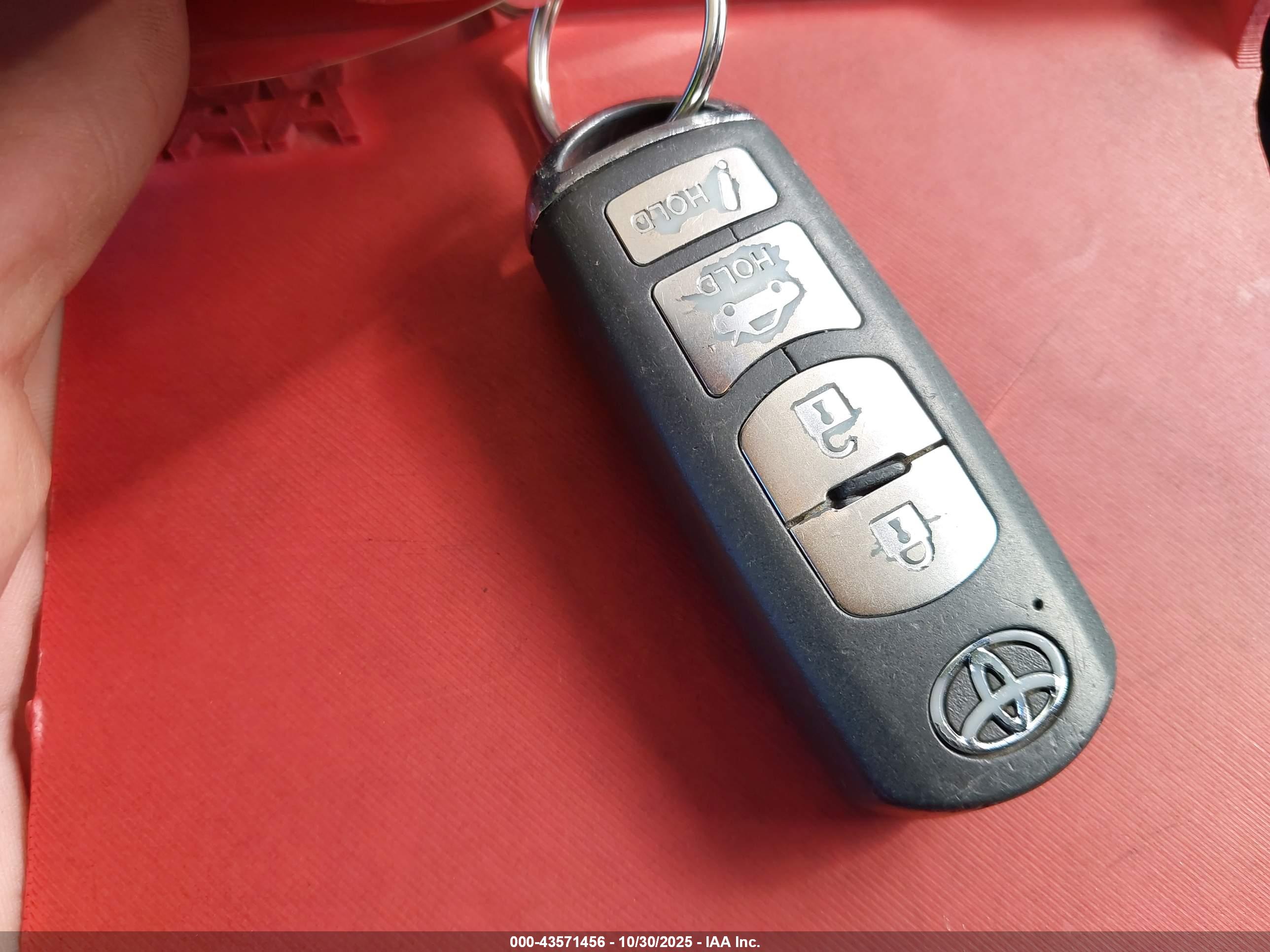 TOYOTA YARIS image 11