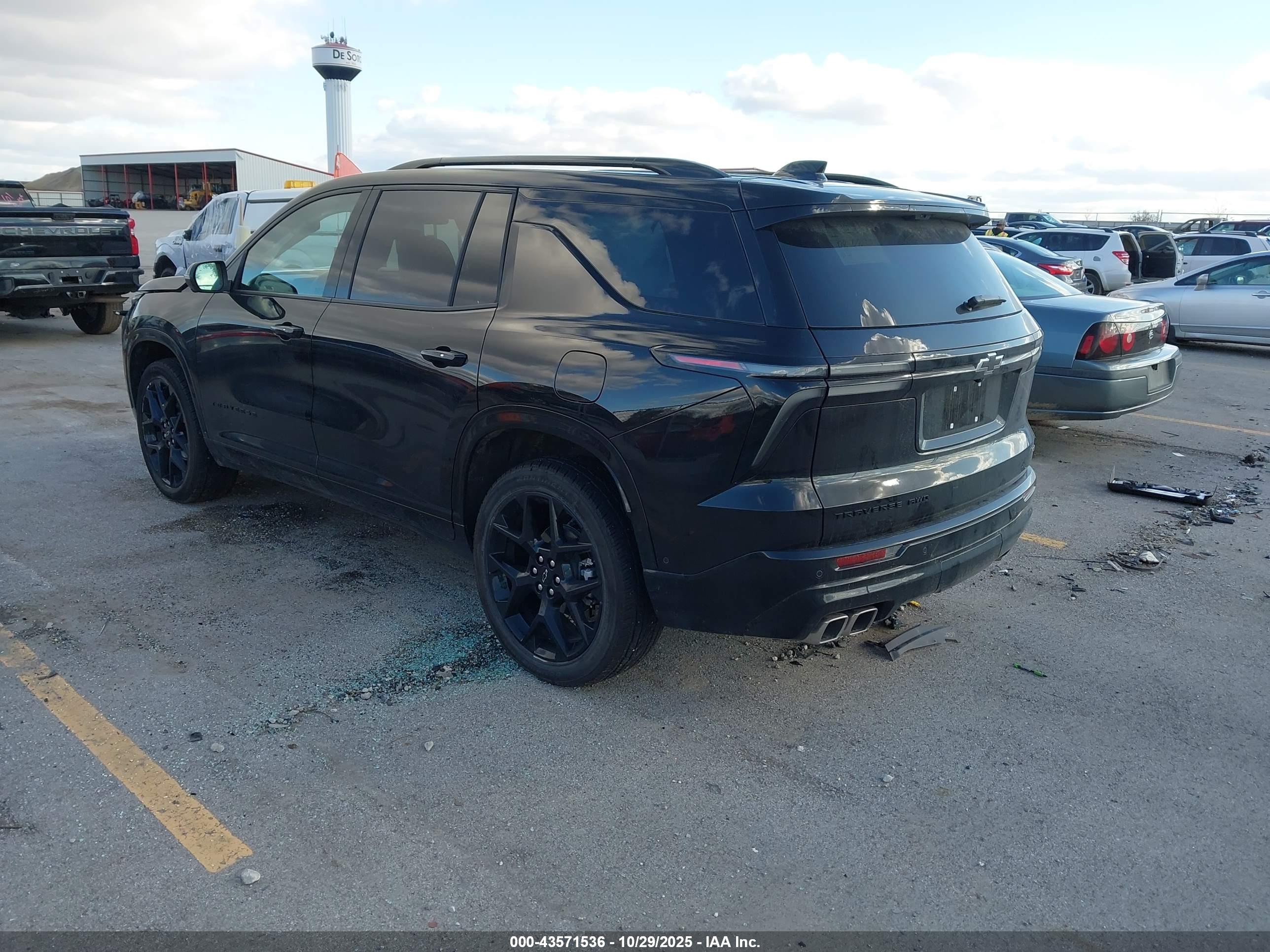 CHEVROLET TRAVERSE image 3