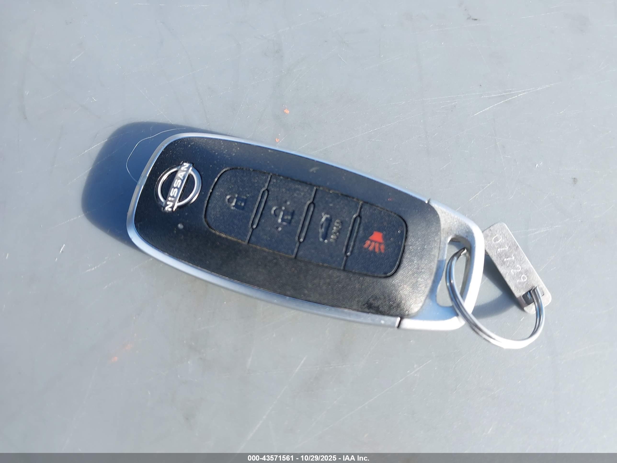 NISSAN VERSA image 11