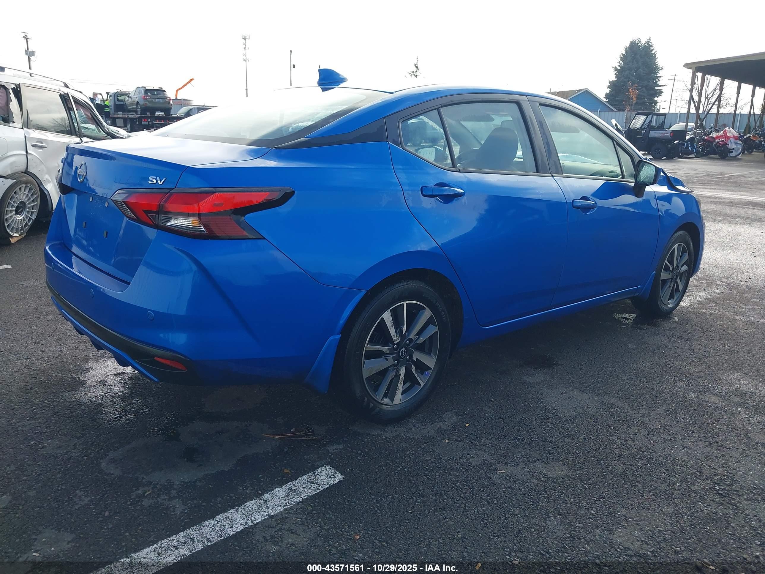 NISSAN VERSA image 4
