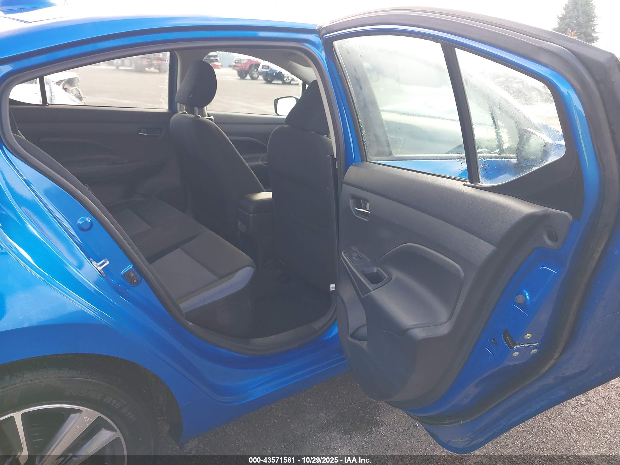 NISSAN VERSA image 8