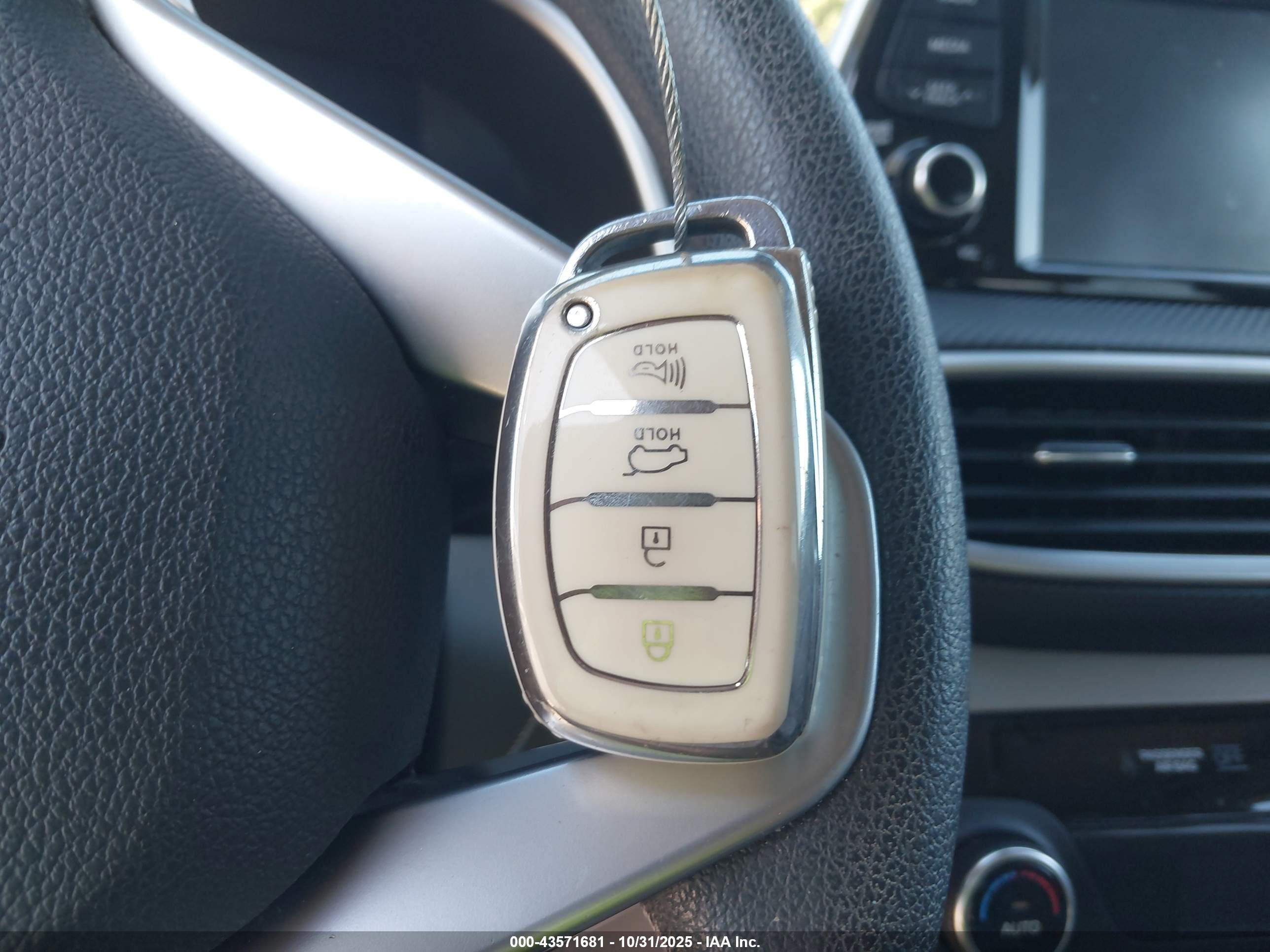 HYUNDAI TUCSON image 11