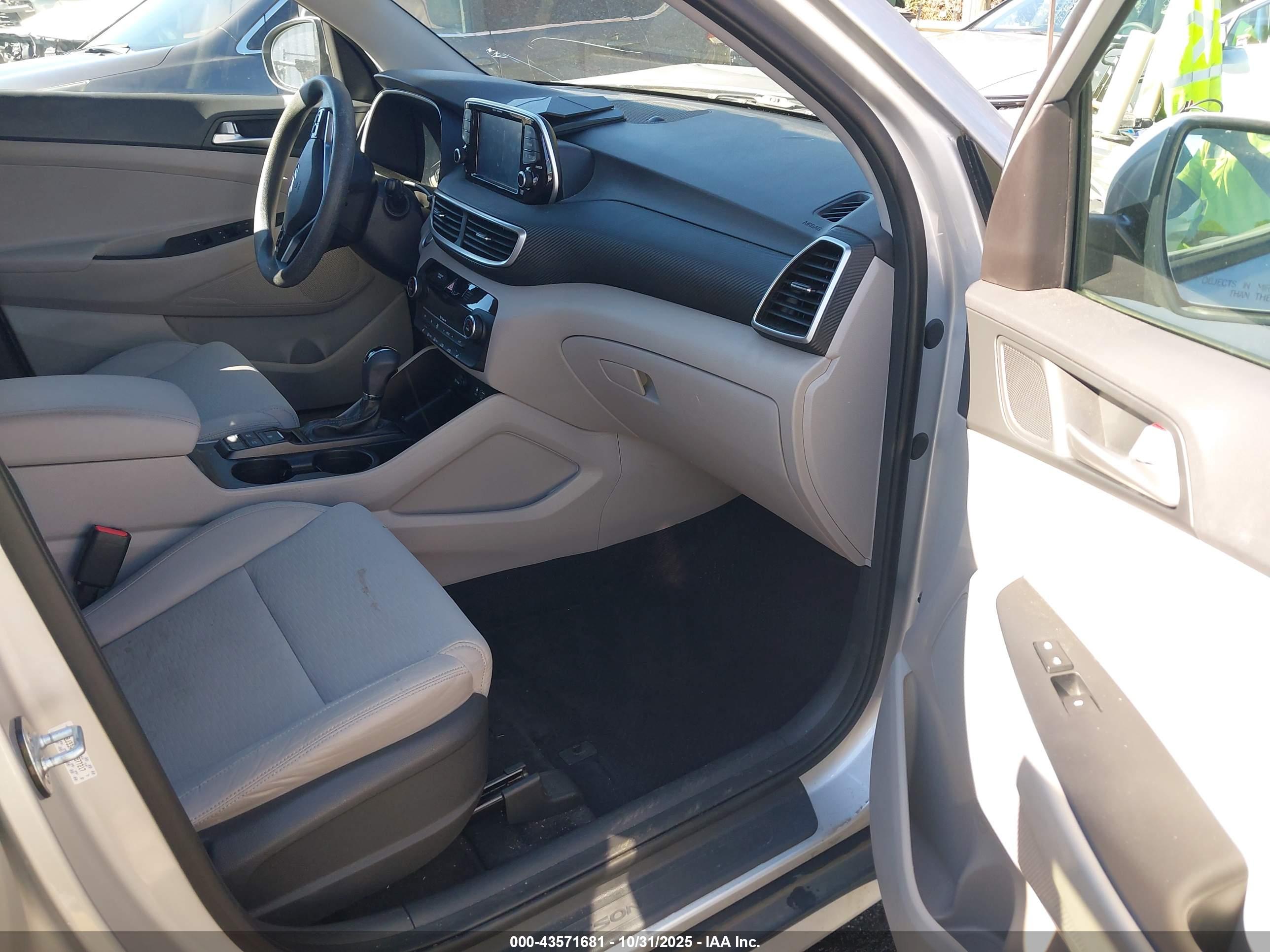 HYUNDAI TUCSON image 5