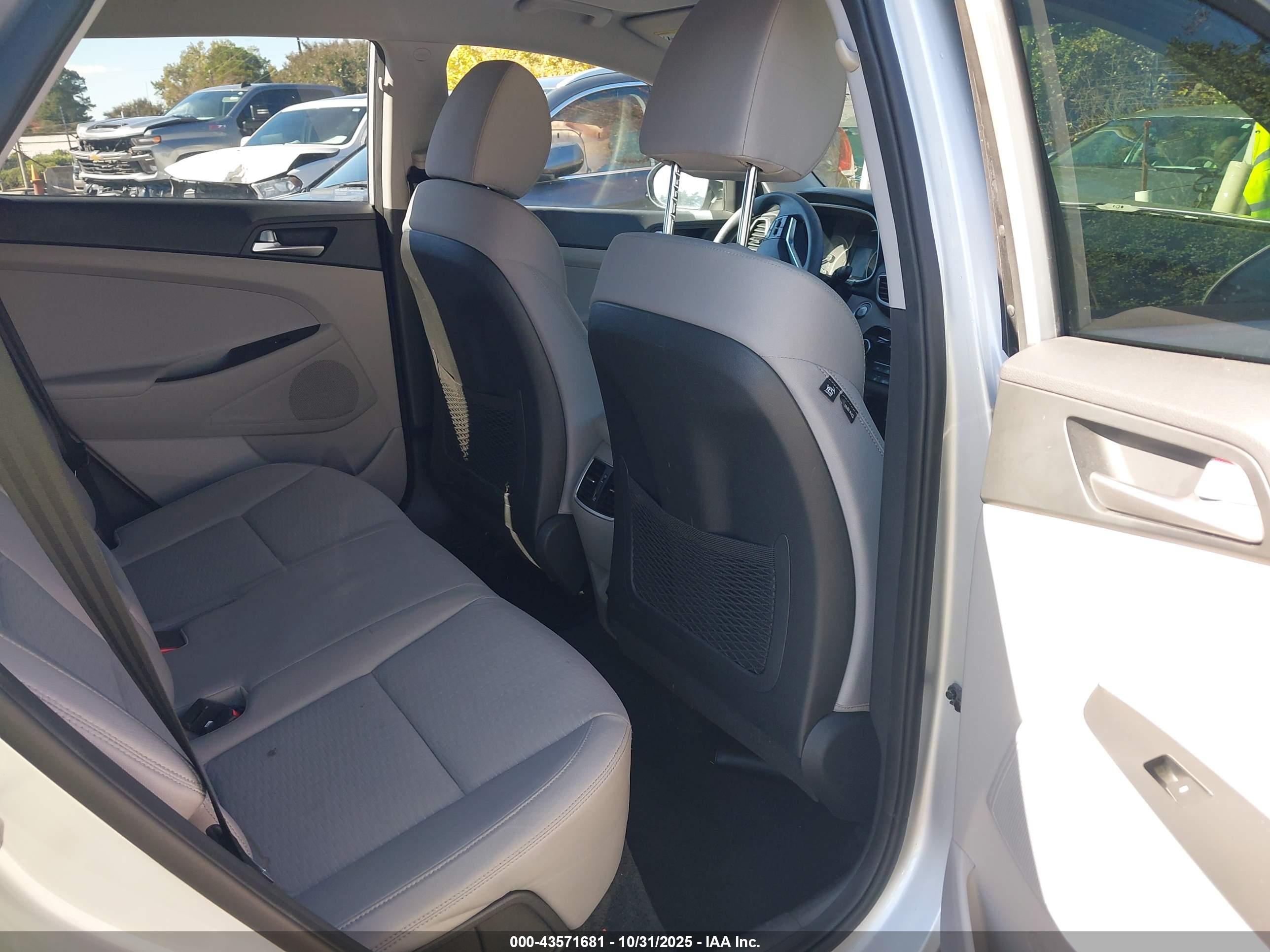 HYUNDAI TUCSON image 8