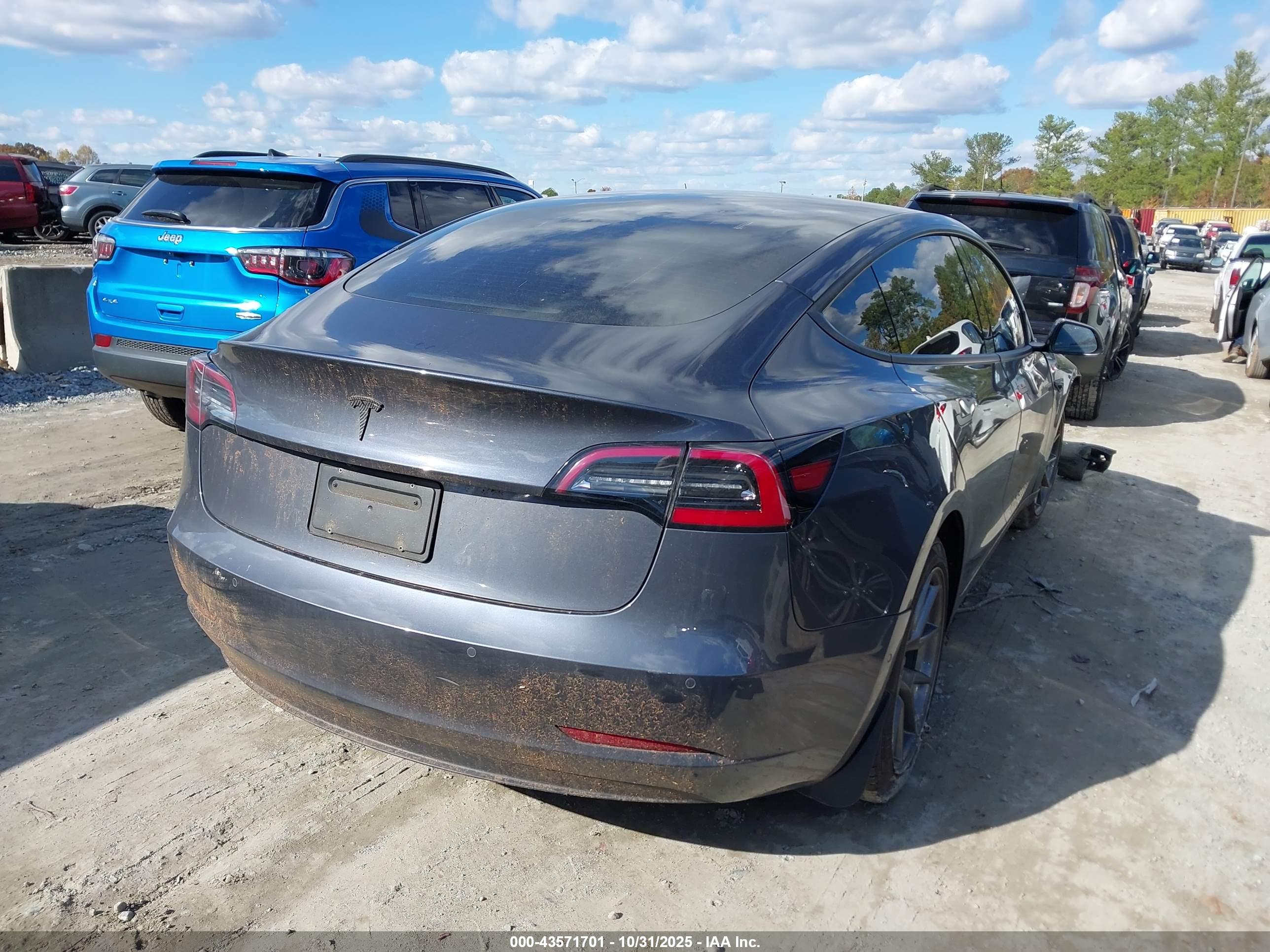 TESLA MODEL image 4