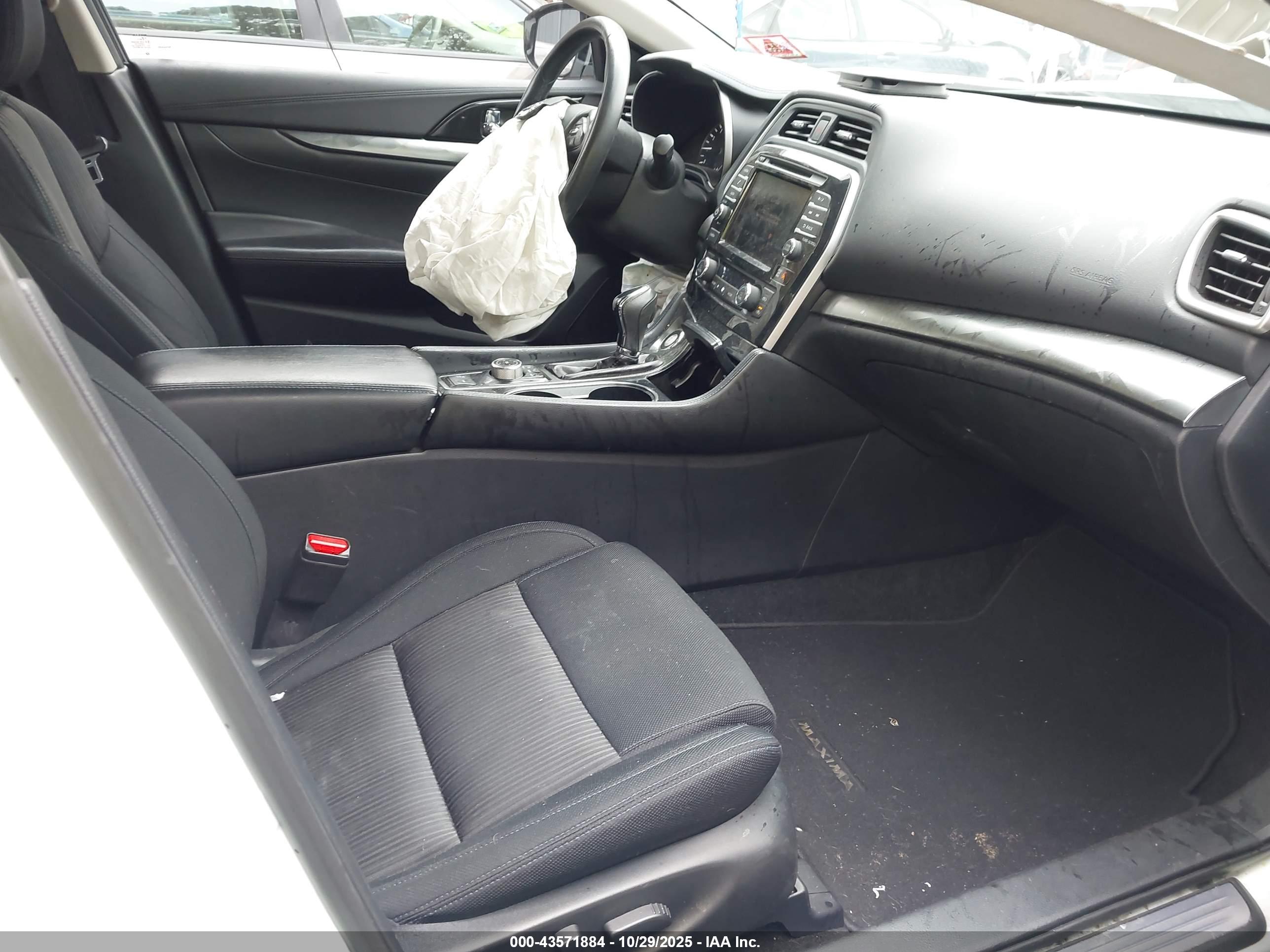 NISSAN MAXIMA image 5