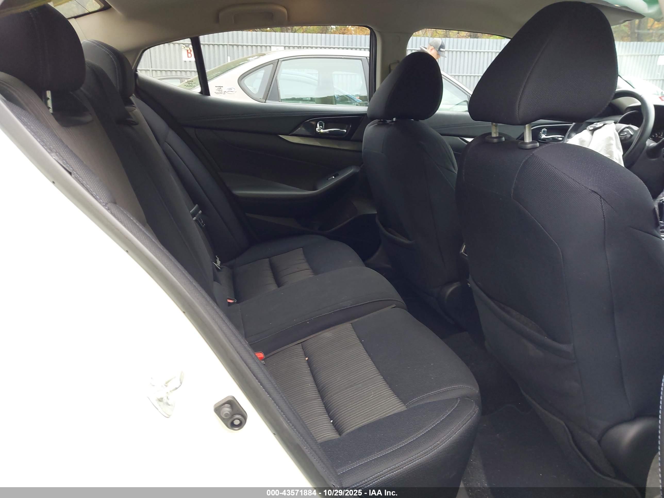 NISSAN MAXIMA image 8