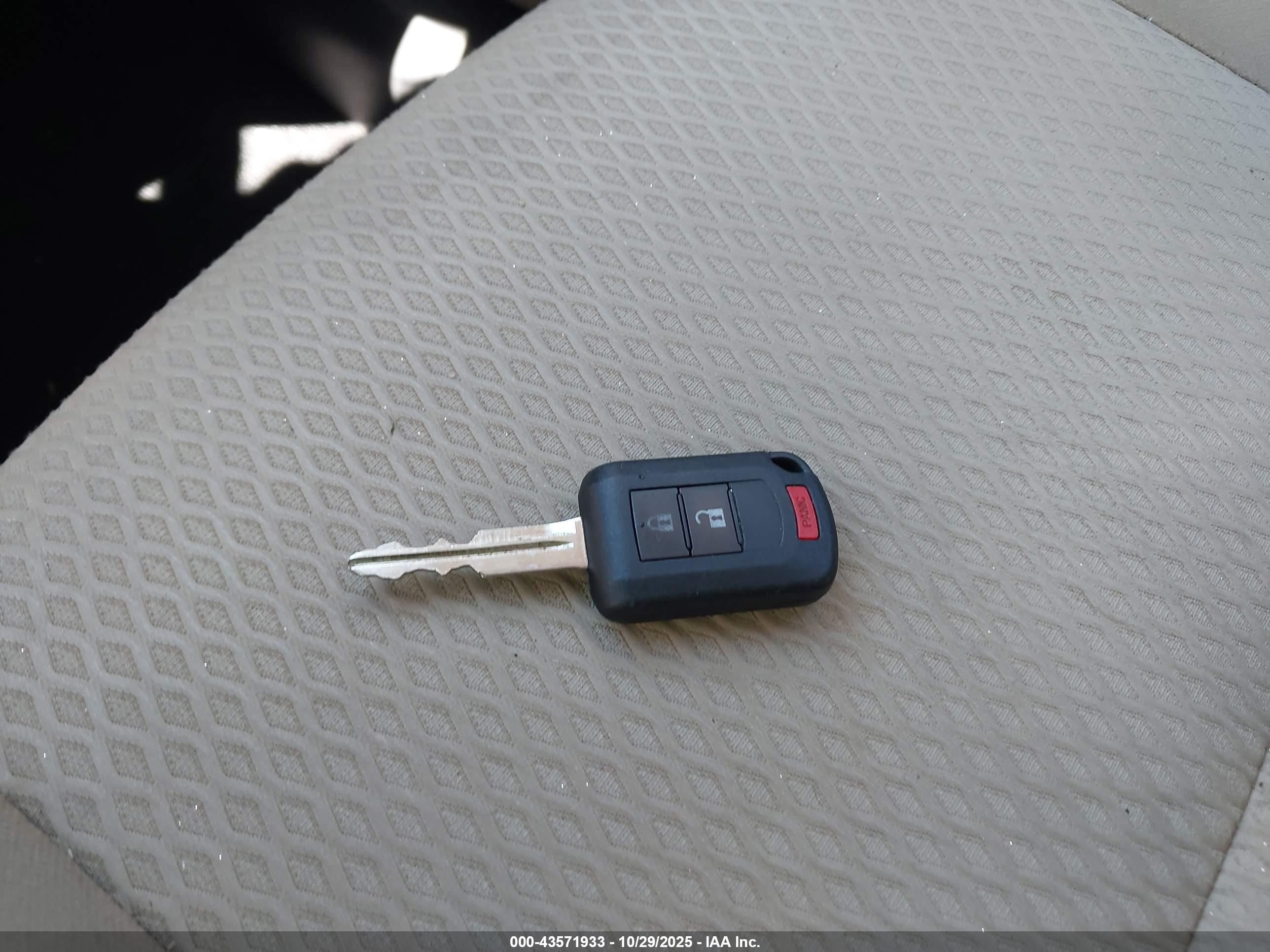 MITSUBISHI OUTLANDER image 11