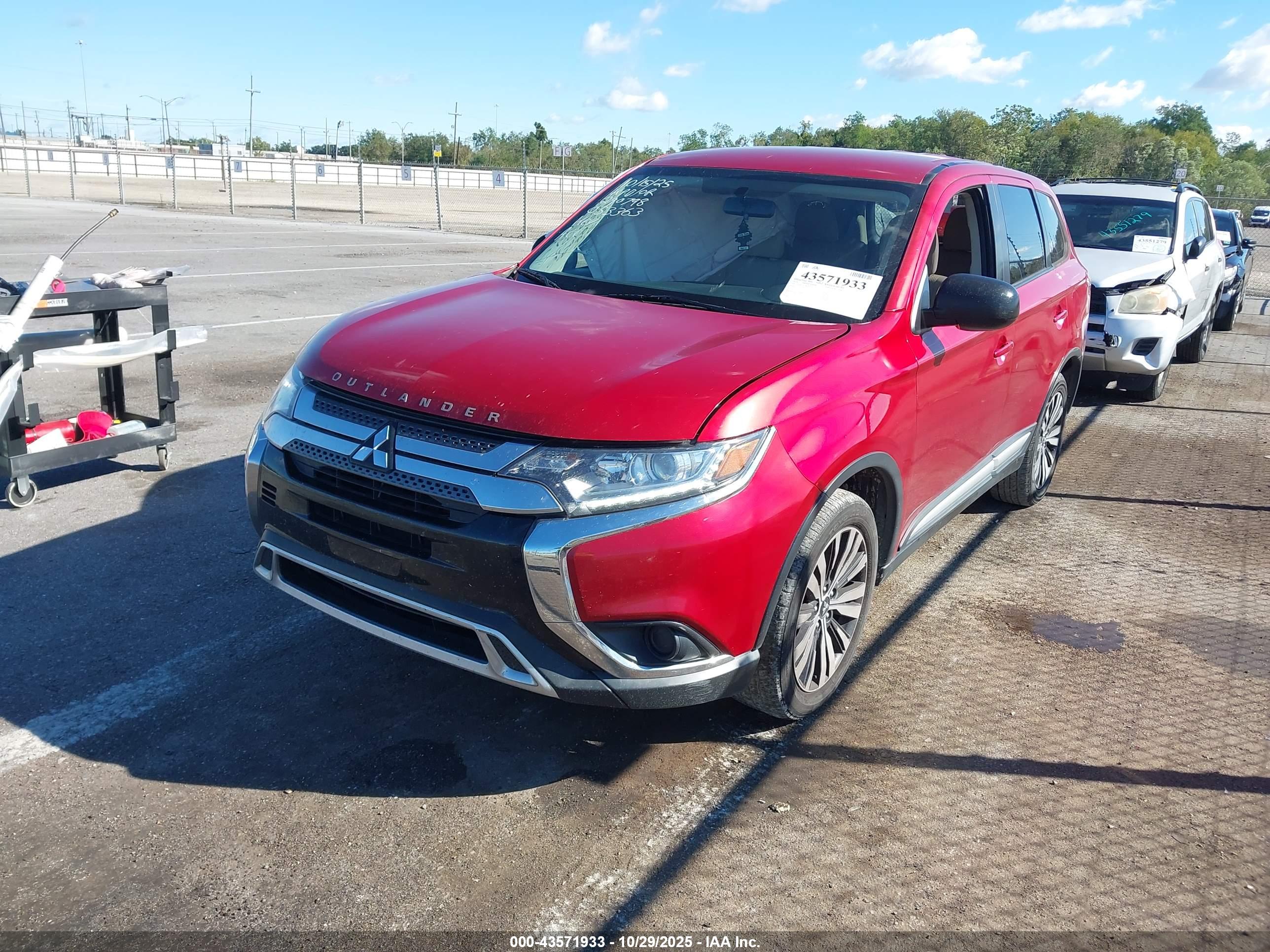 MITSUBISHI OUTLANDER image 2