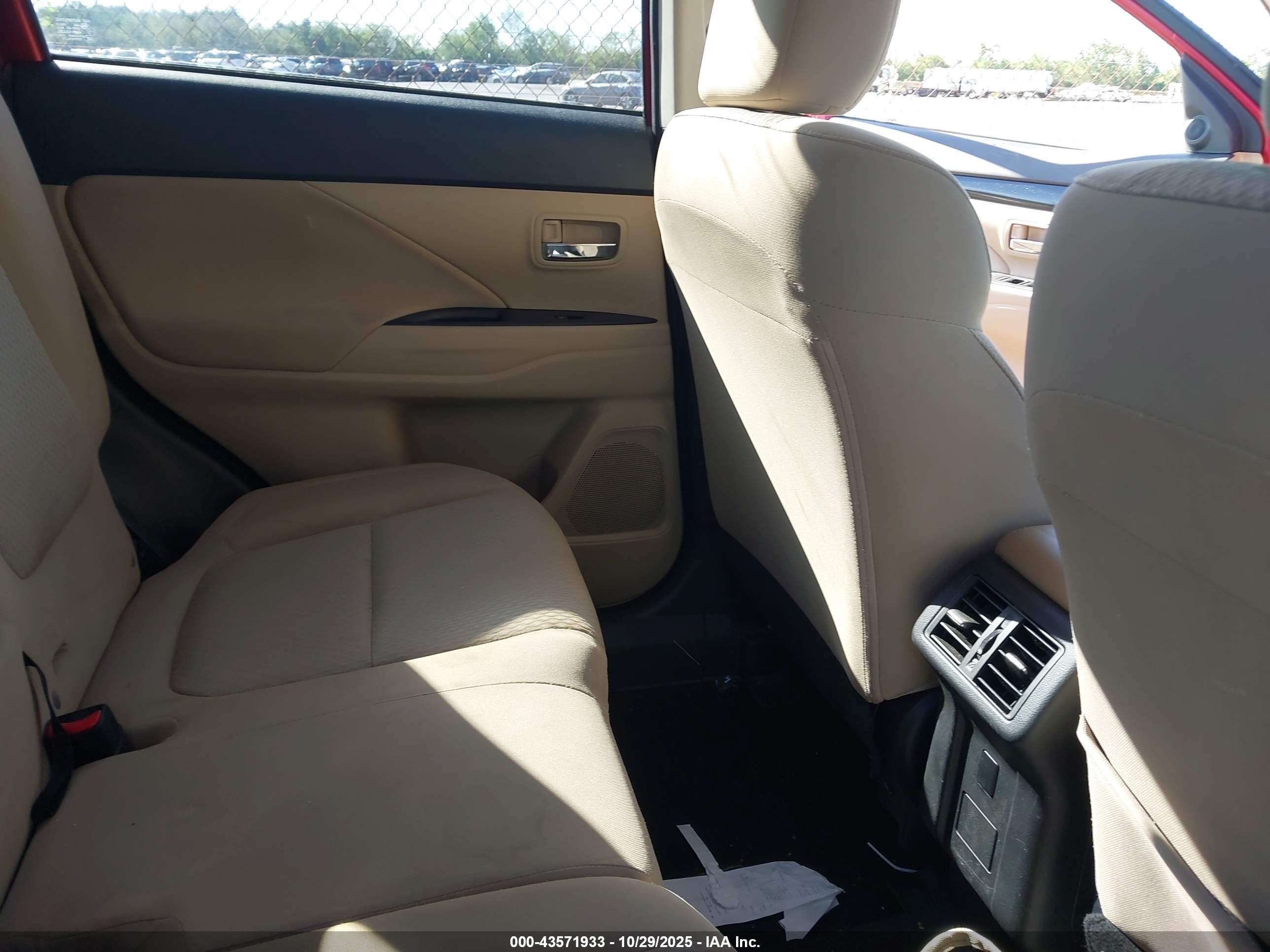 MITSUBISHI OUTLANDER image 8