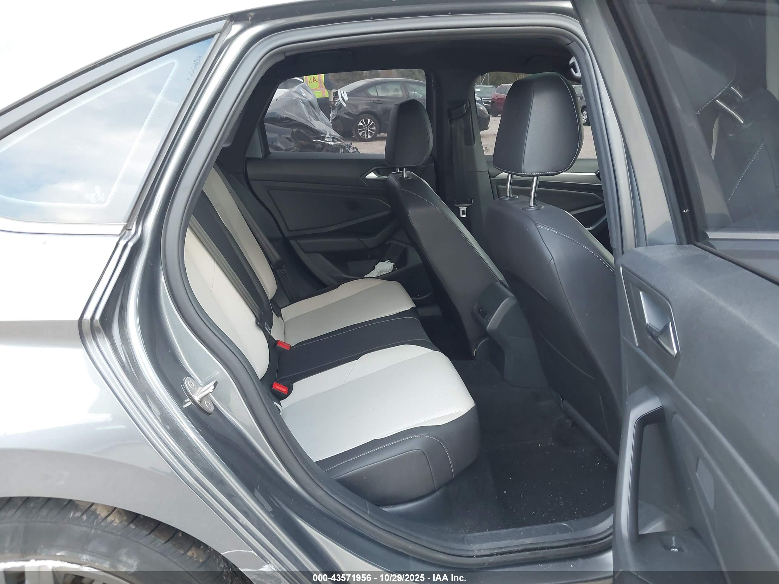 VOLKSWAGEN JETTA image 8