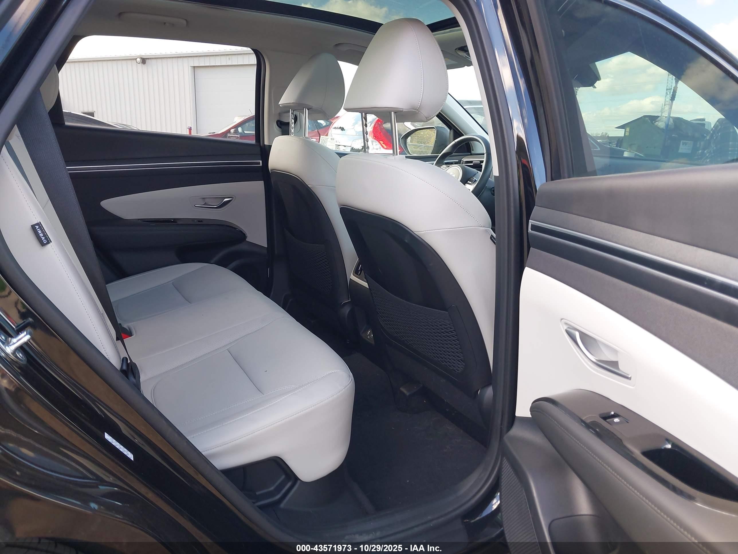 HYUNDAI TUCSON image 8