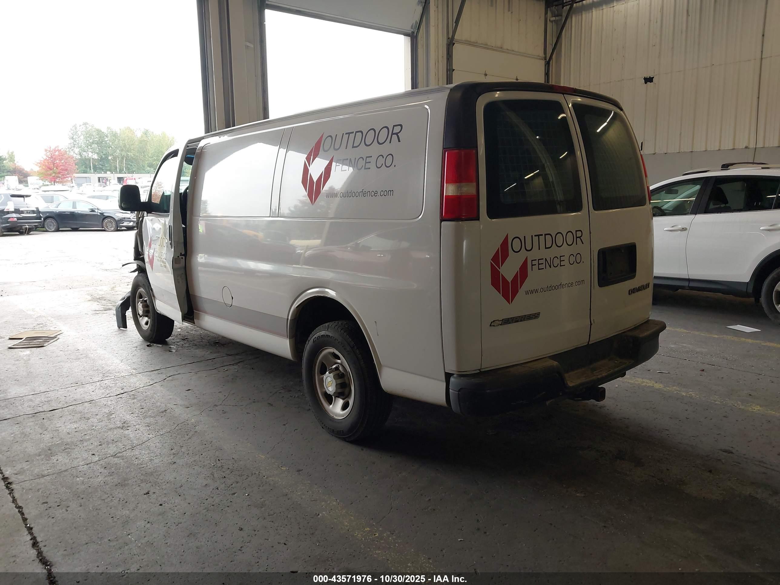 CHEVROLET EXPRESS image 3