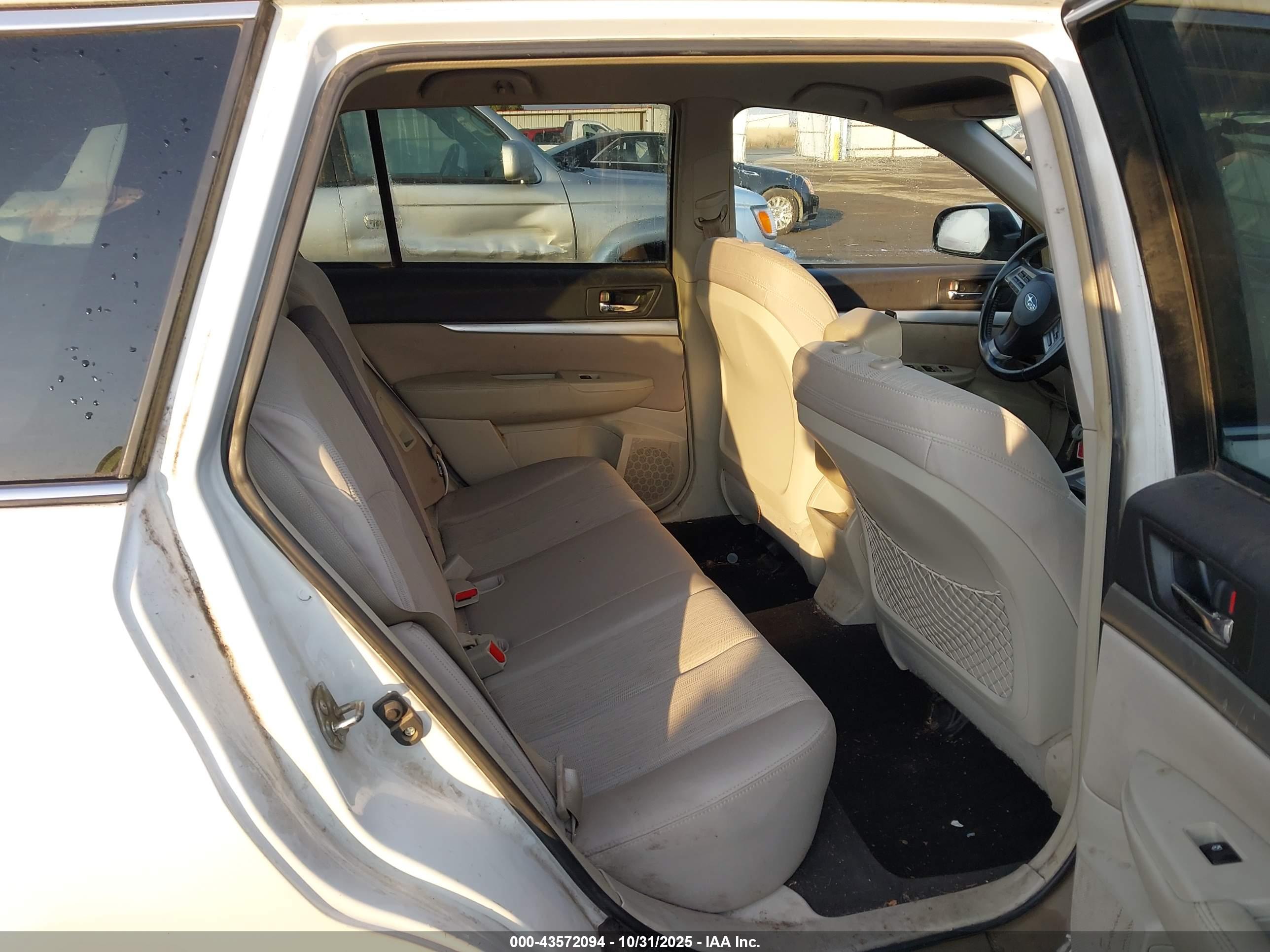 SUBARU OUTBACK image 8