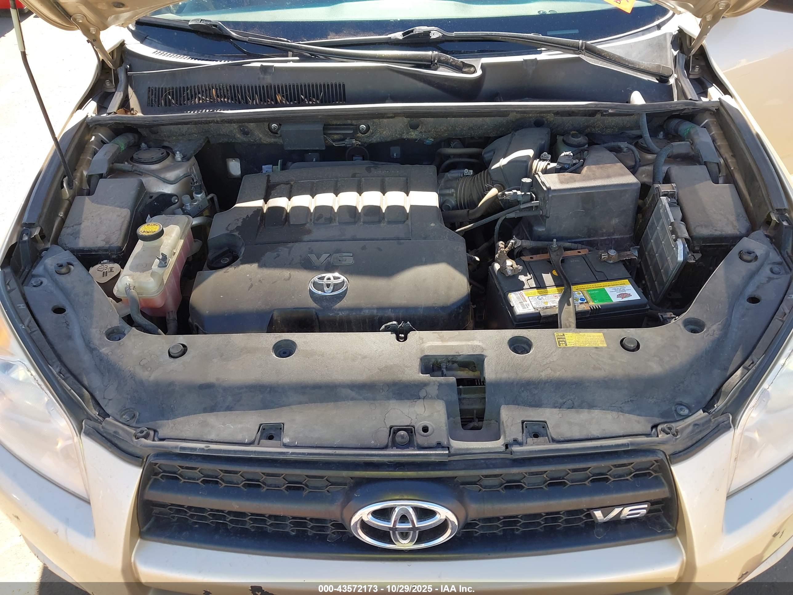 TOYOTA RAV4 image 10