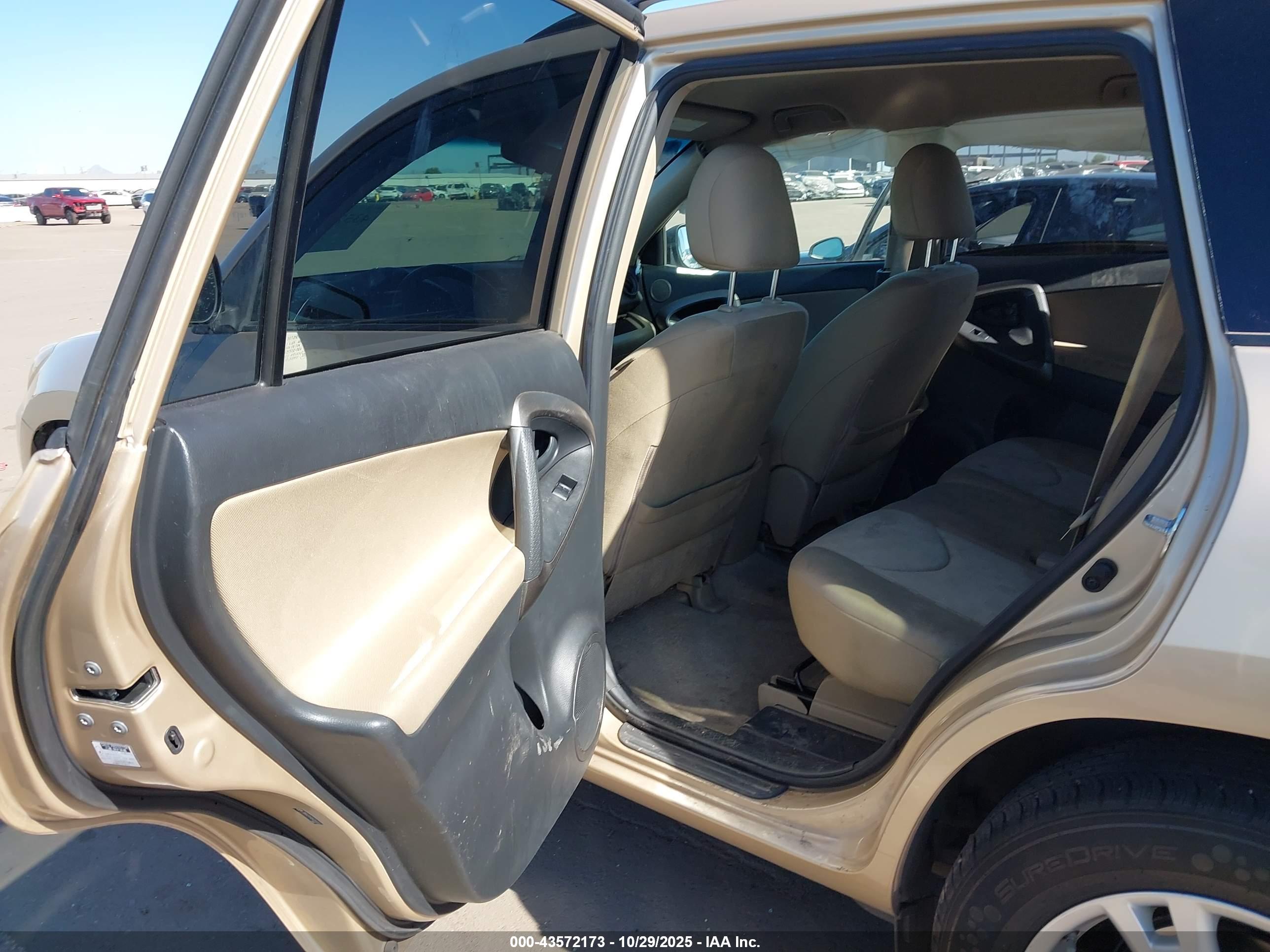 TOYOTA RAV4 image 8