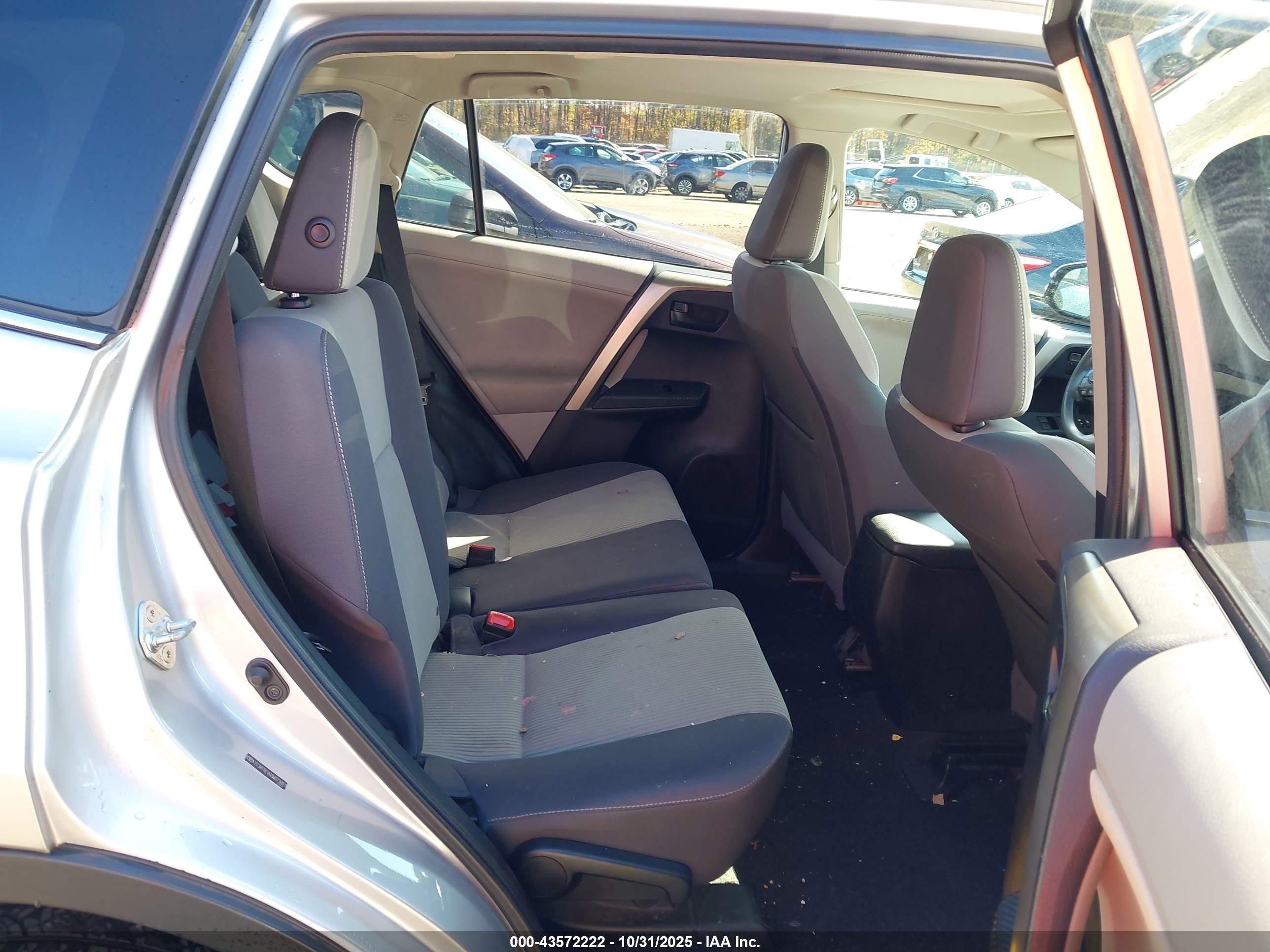 TOYOTA RAV4 image 8