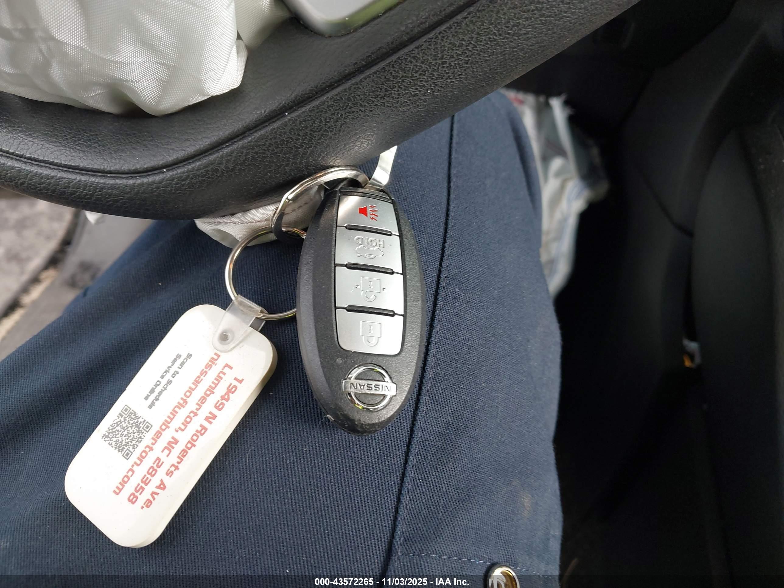 NISSAN VERSA image 11