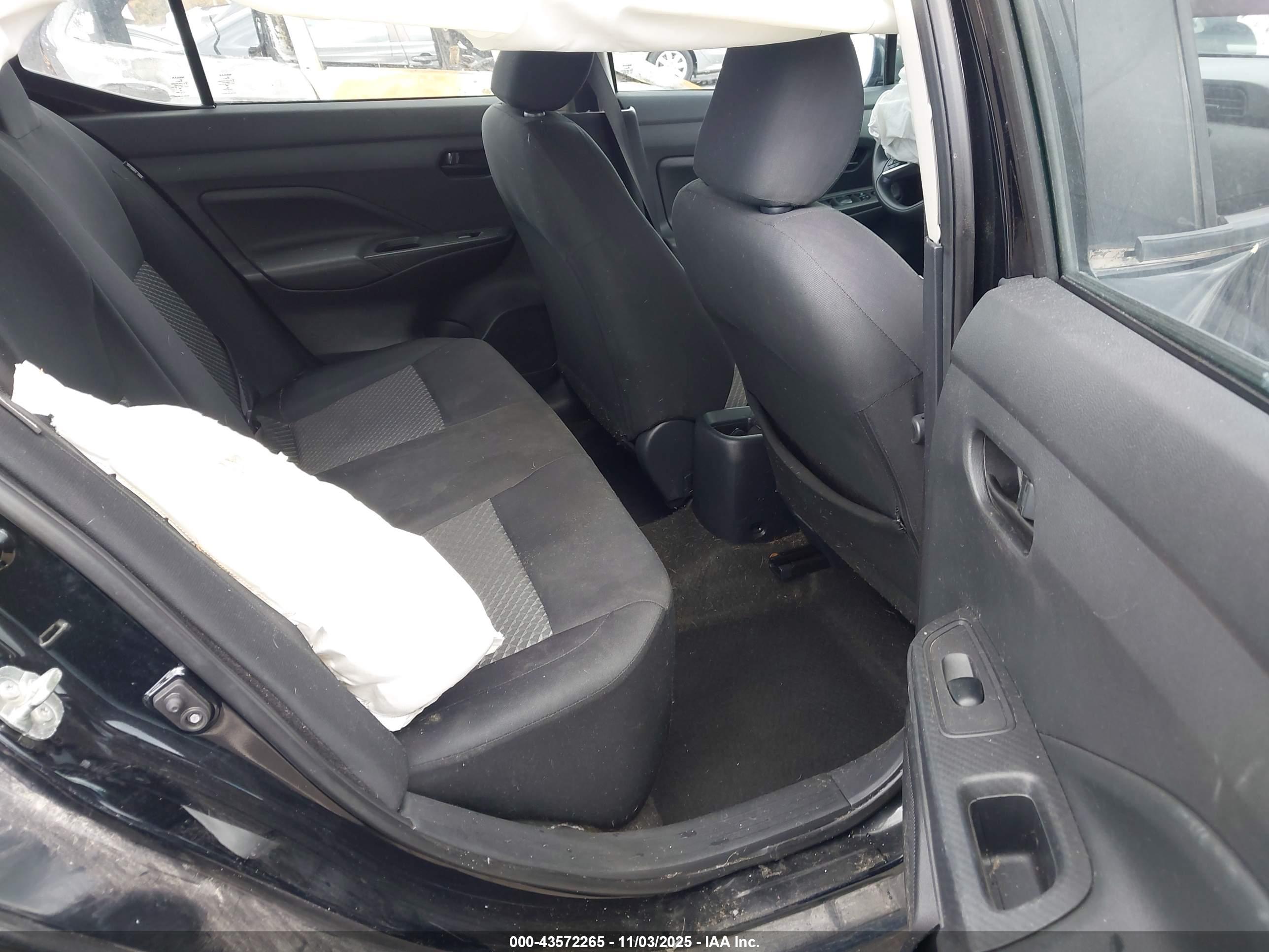 NISSAN VERSA image 8