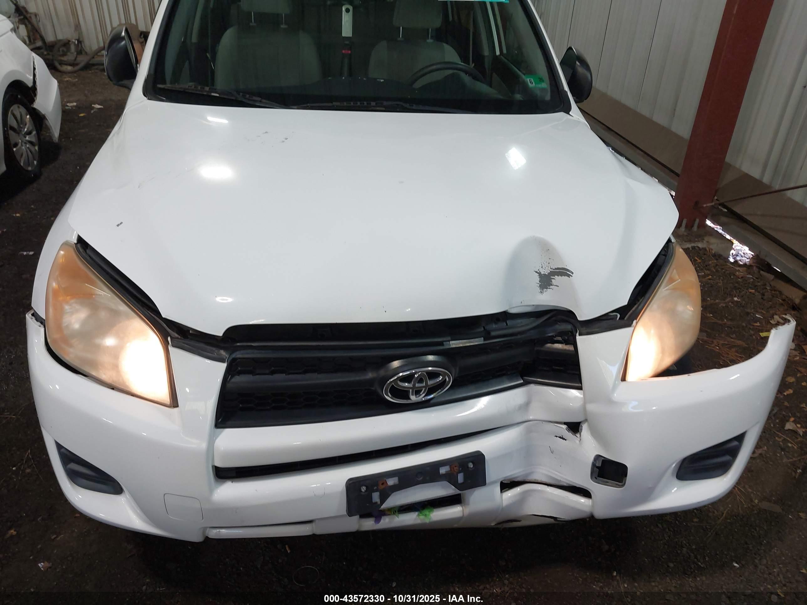 TOYOTA RAV4 image 10