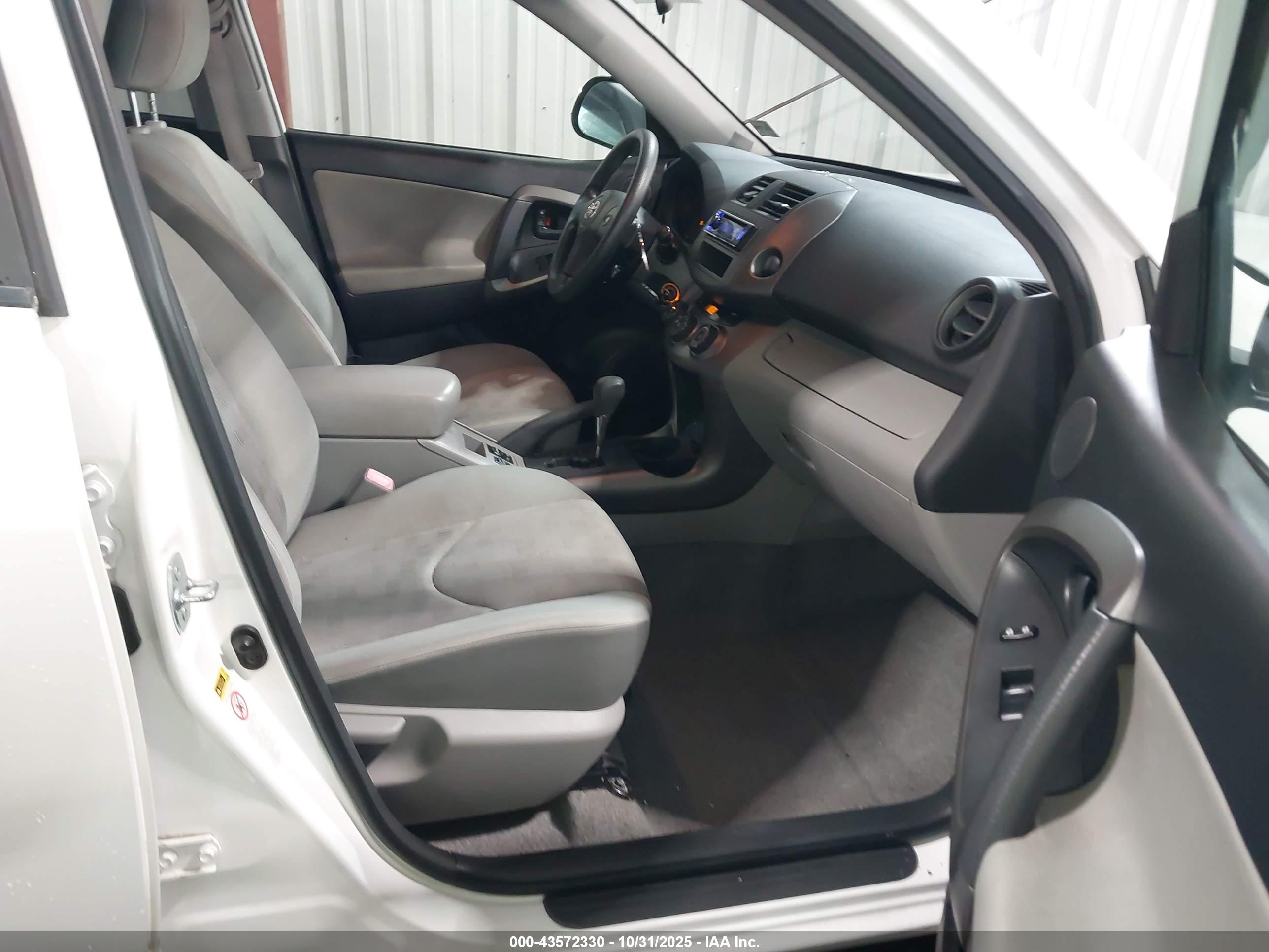 TOYOTA RAV4 image 5