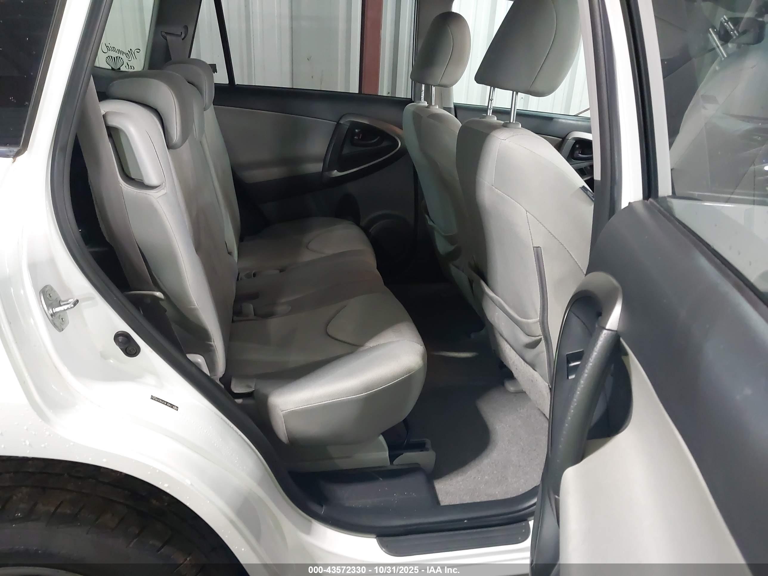 TOYOTA RAV4 image 8