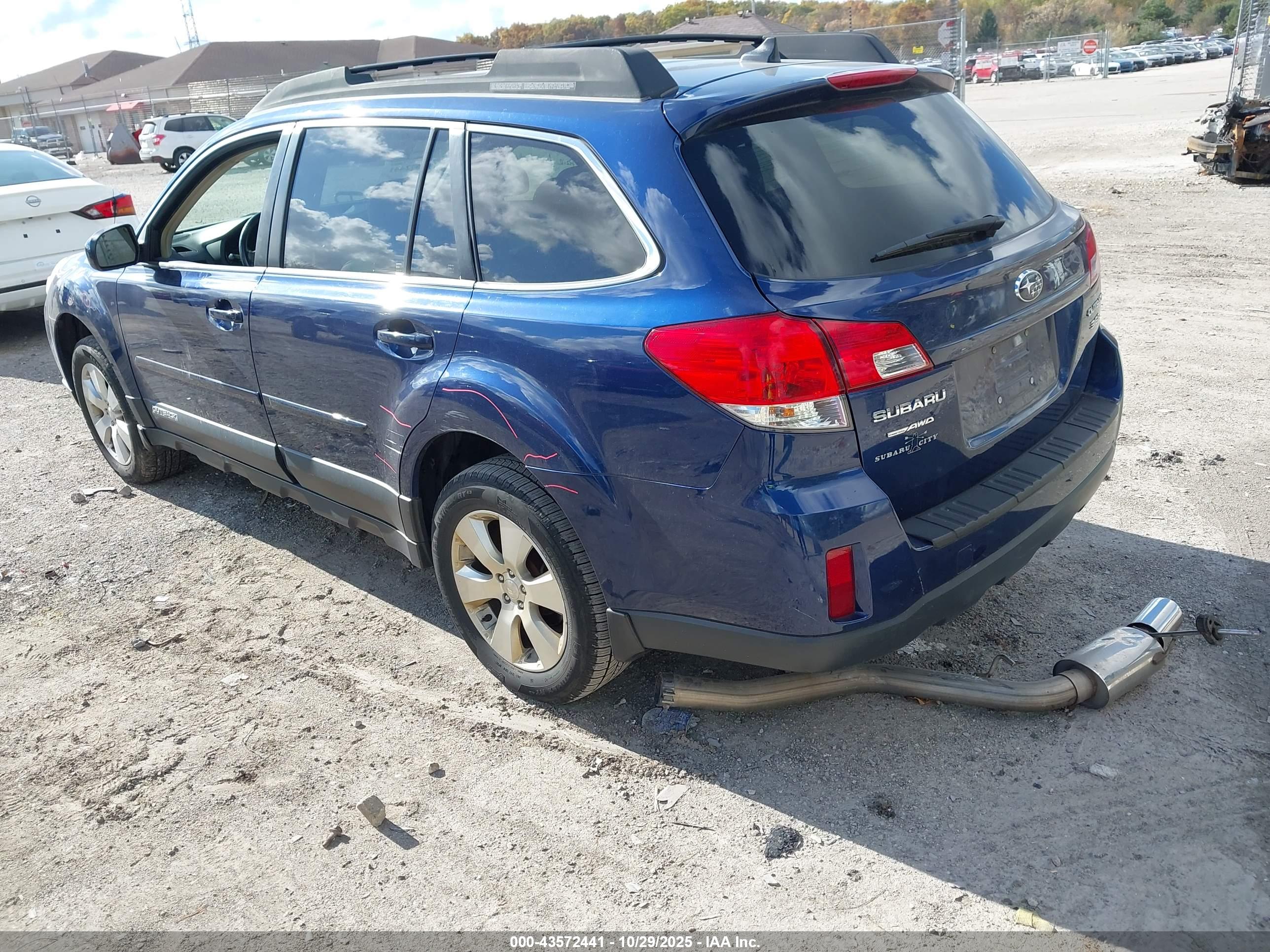 SUBARU OUTBACK image 3