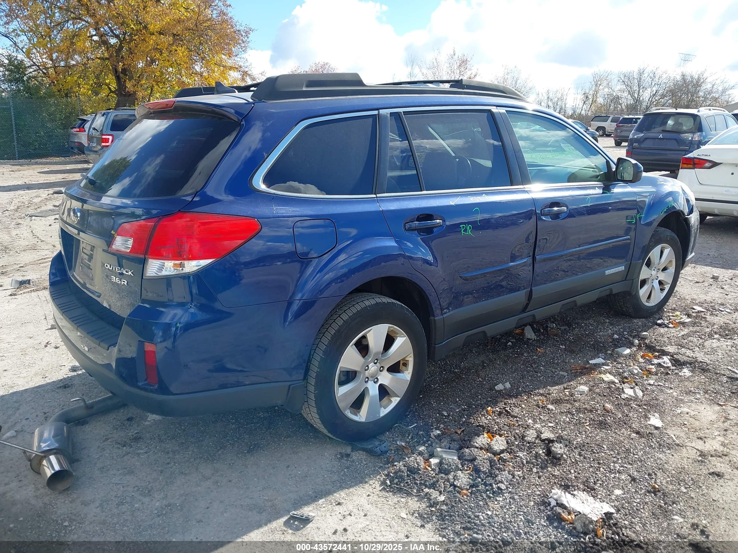 SUBARU OUTBACK image 4