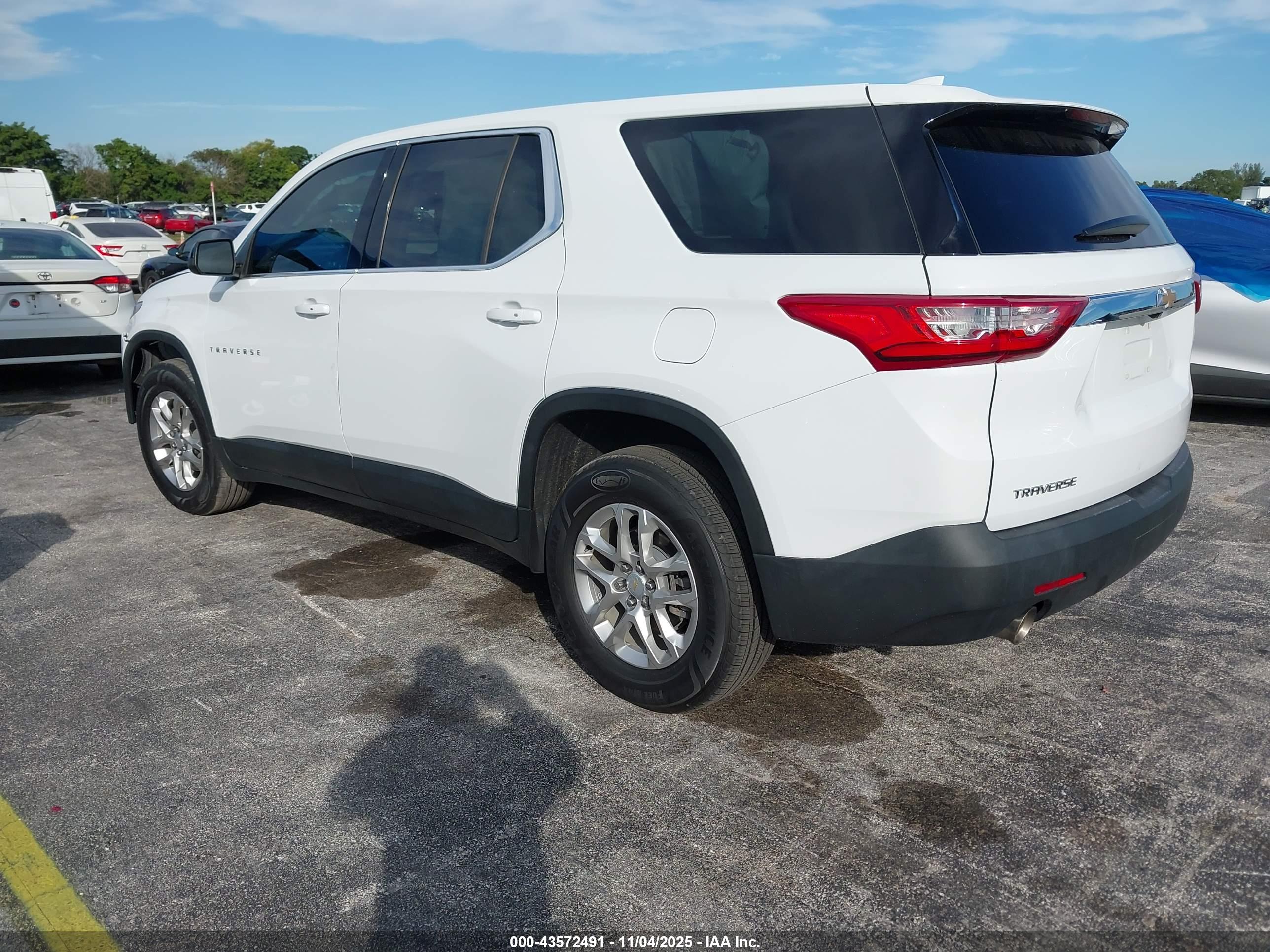 CHEVROLET TRAVERSE image 3