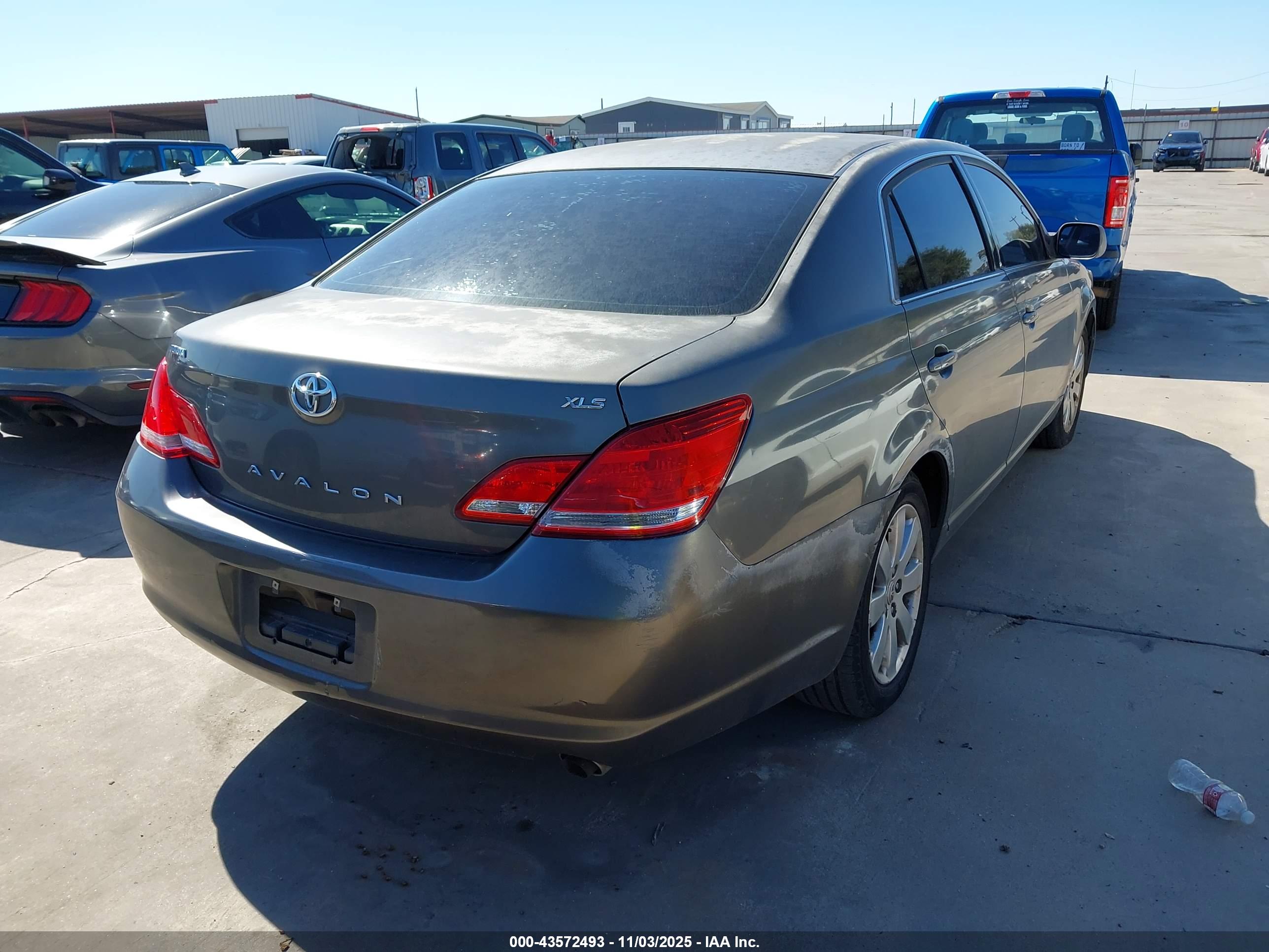 TOYOTA AVALON image 4