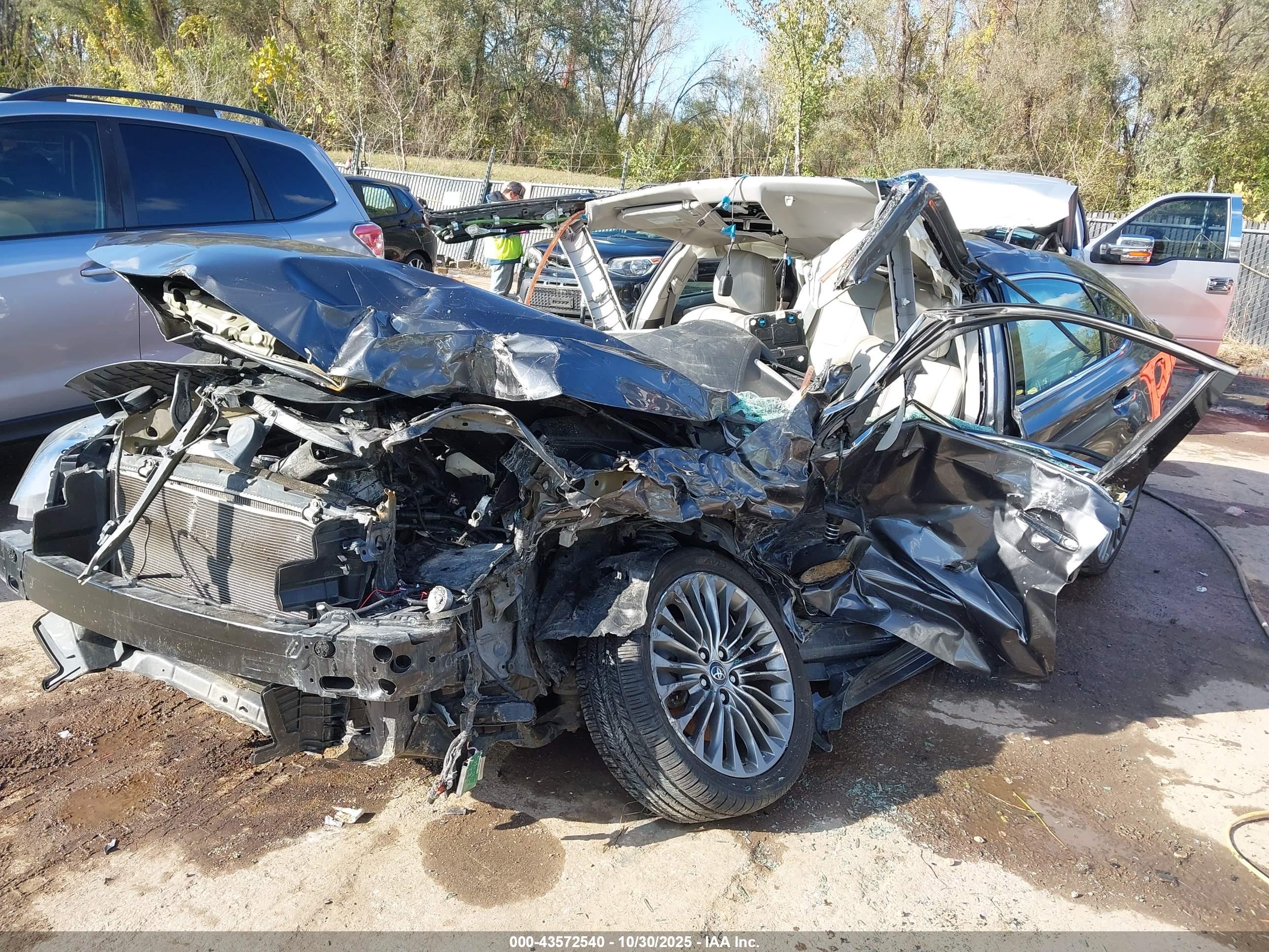 TOYOTA AVALON image 2
