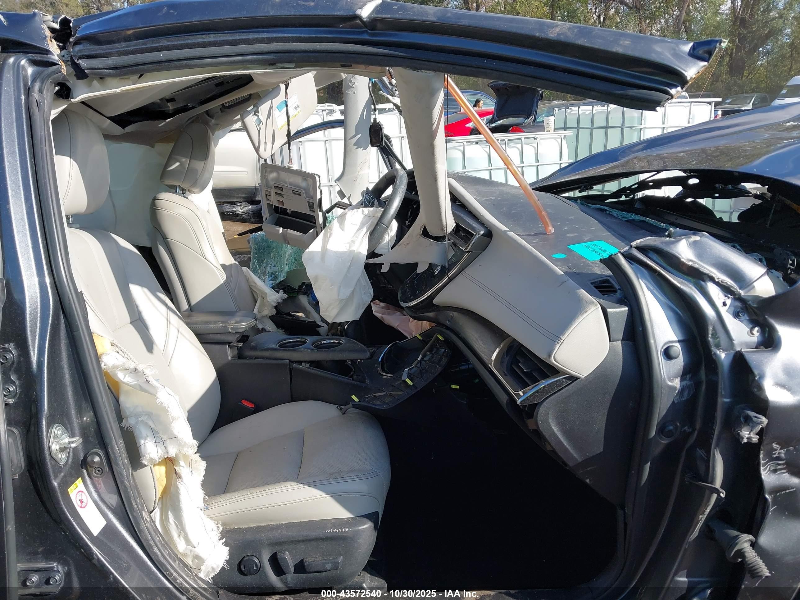 TOYOTA AVALON image 5