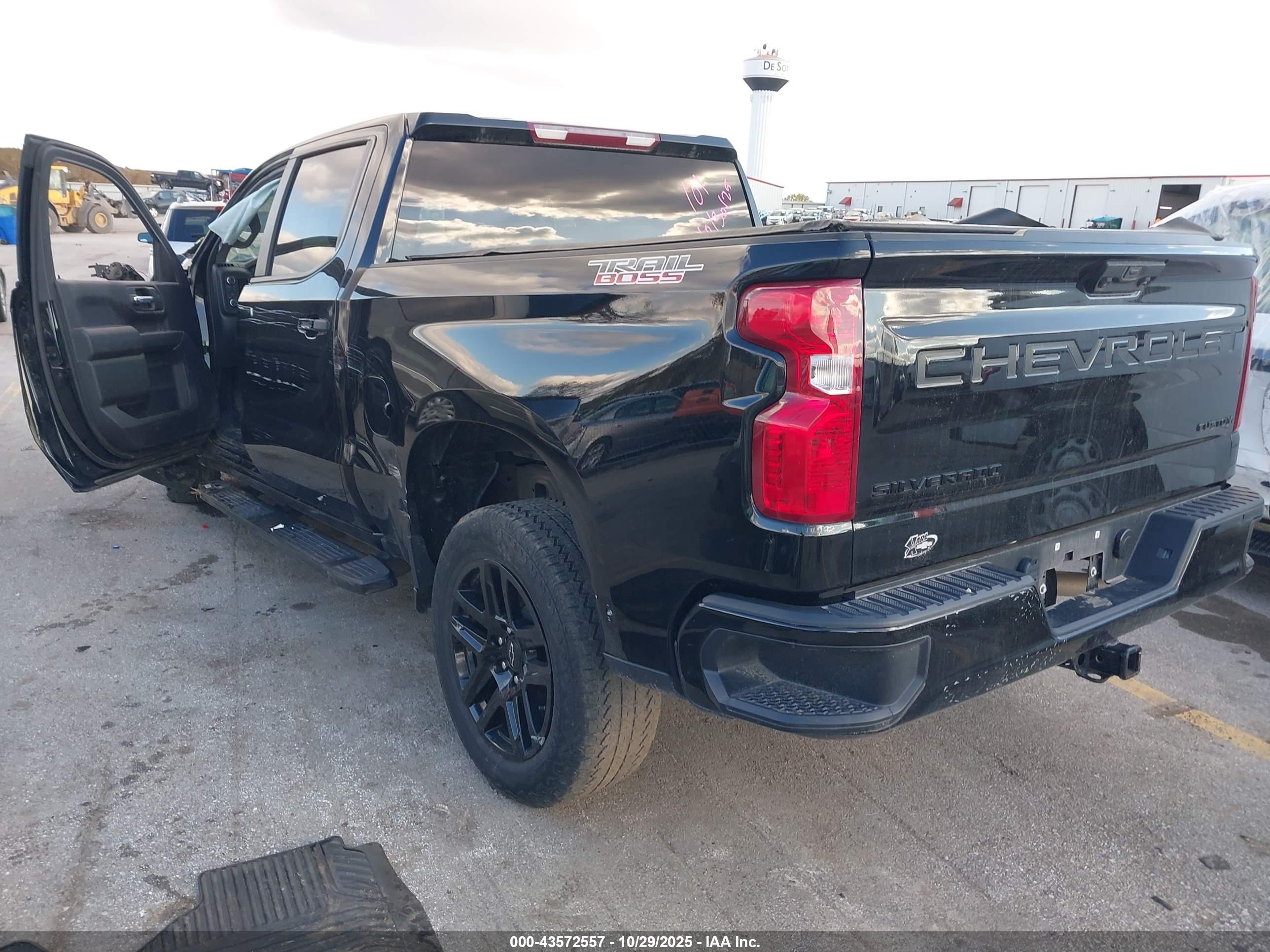 CHEVROLET SILVERADO image 3