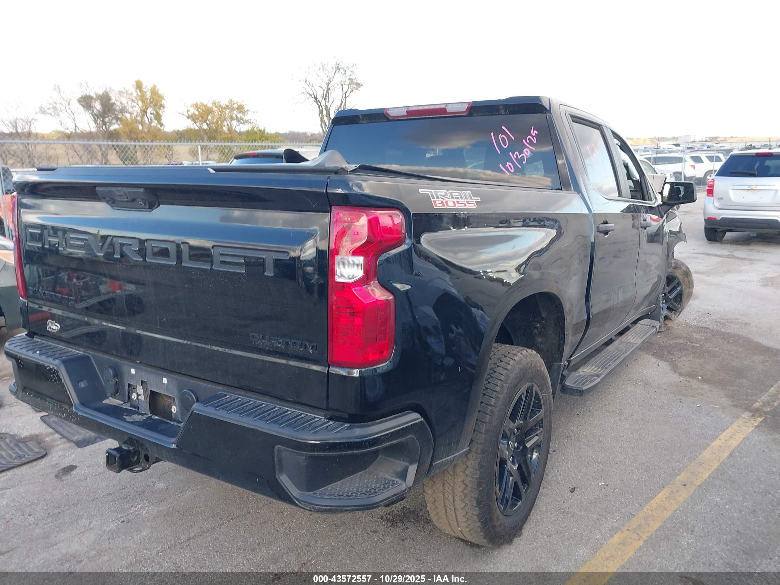 CHEVROLET SILVERADO image 4
