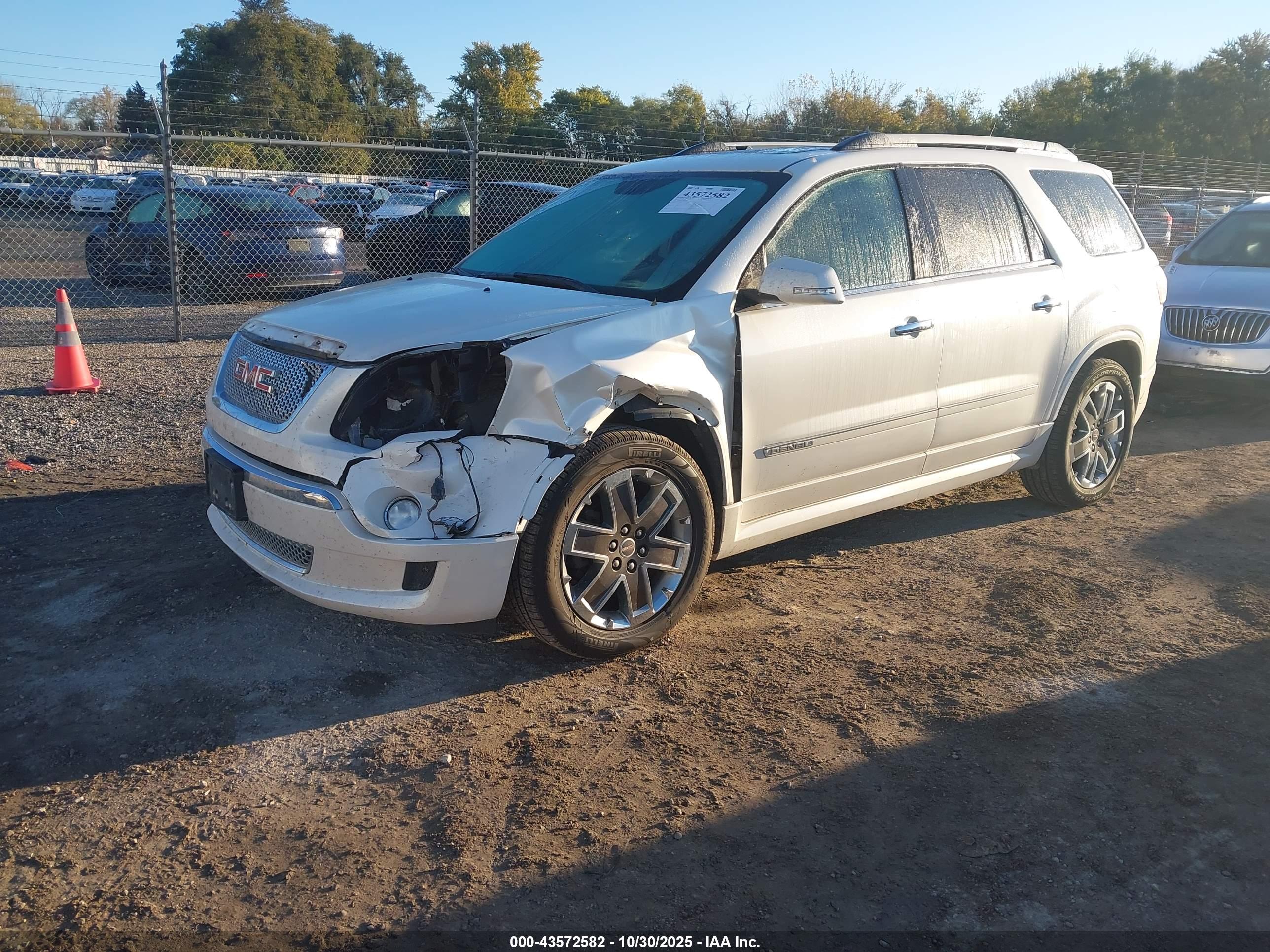 GMC ACADIA image 2