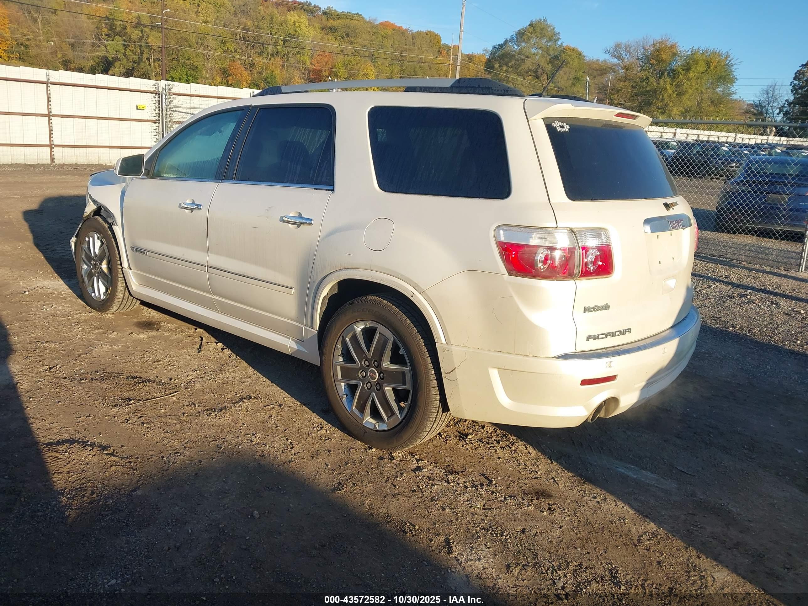 GMC ACADIA image 3