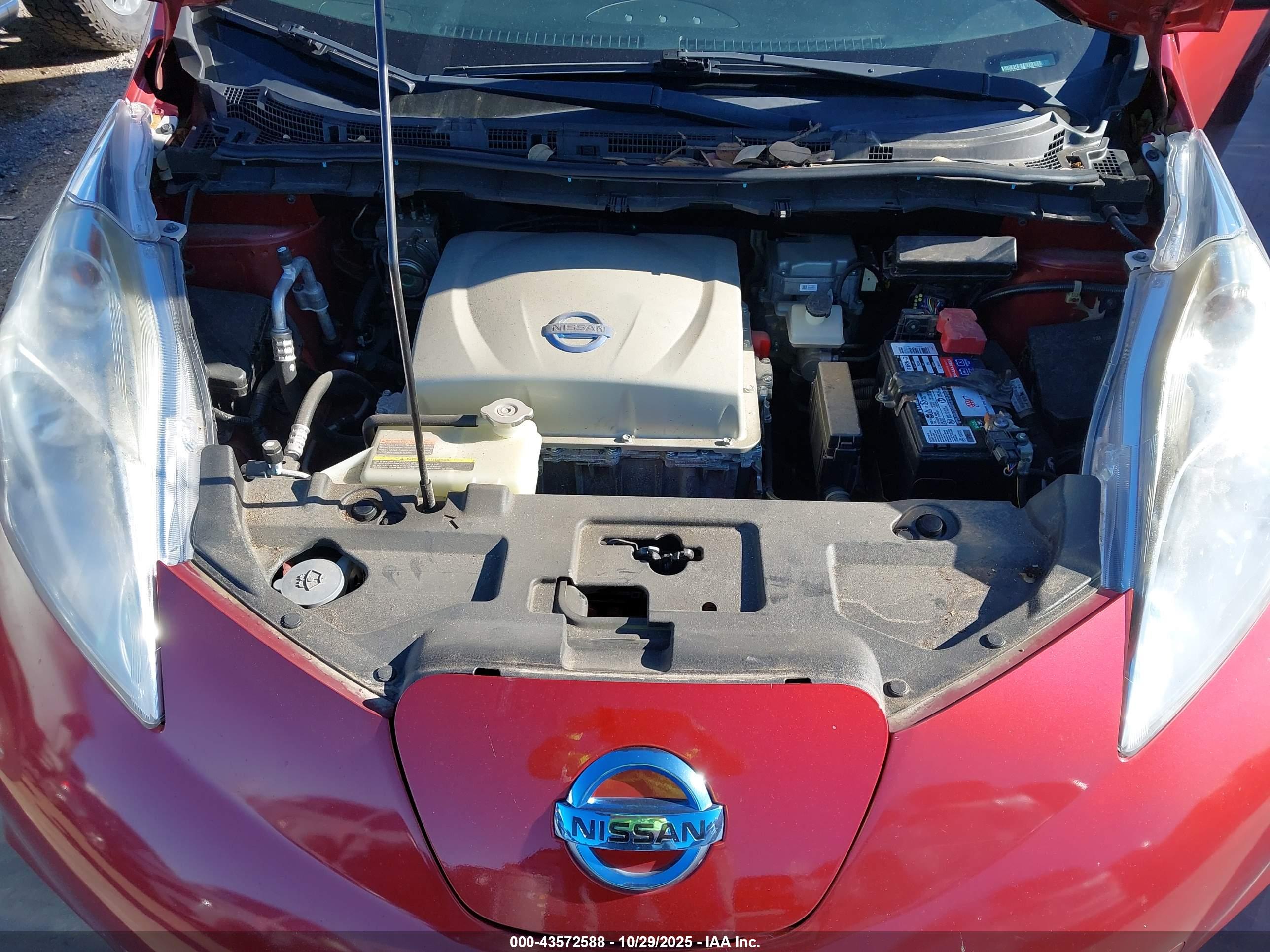 NISSAN LEAF image 10