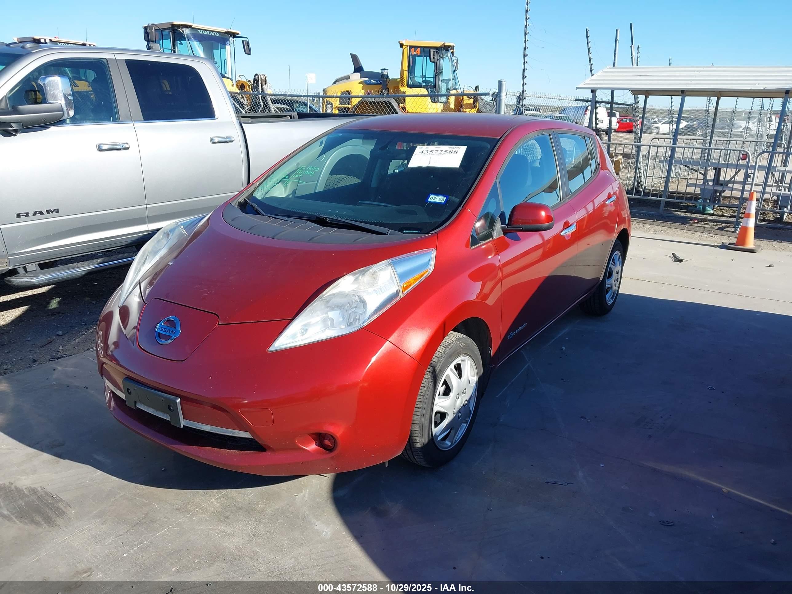 NISSAN LEAF image 2