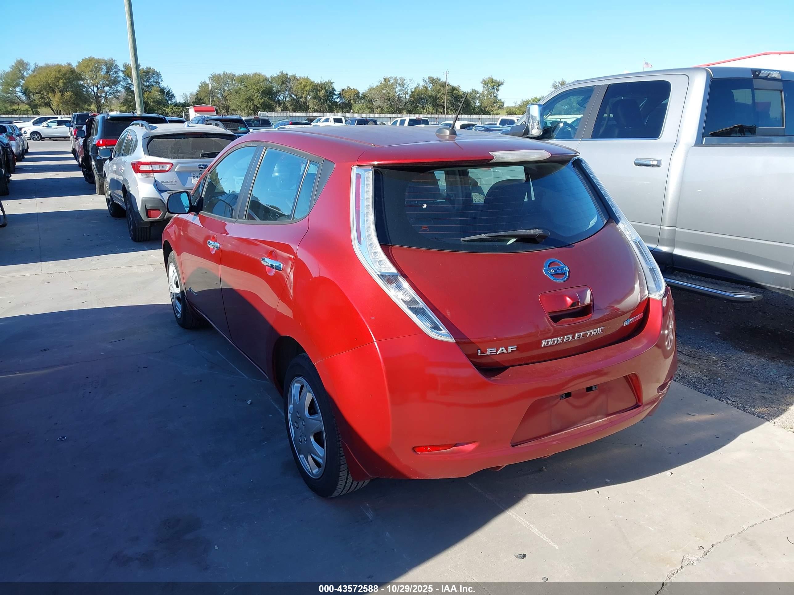 NISSAN LEAF image 3