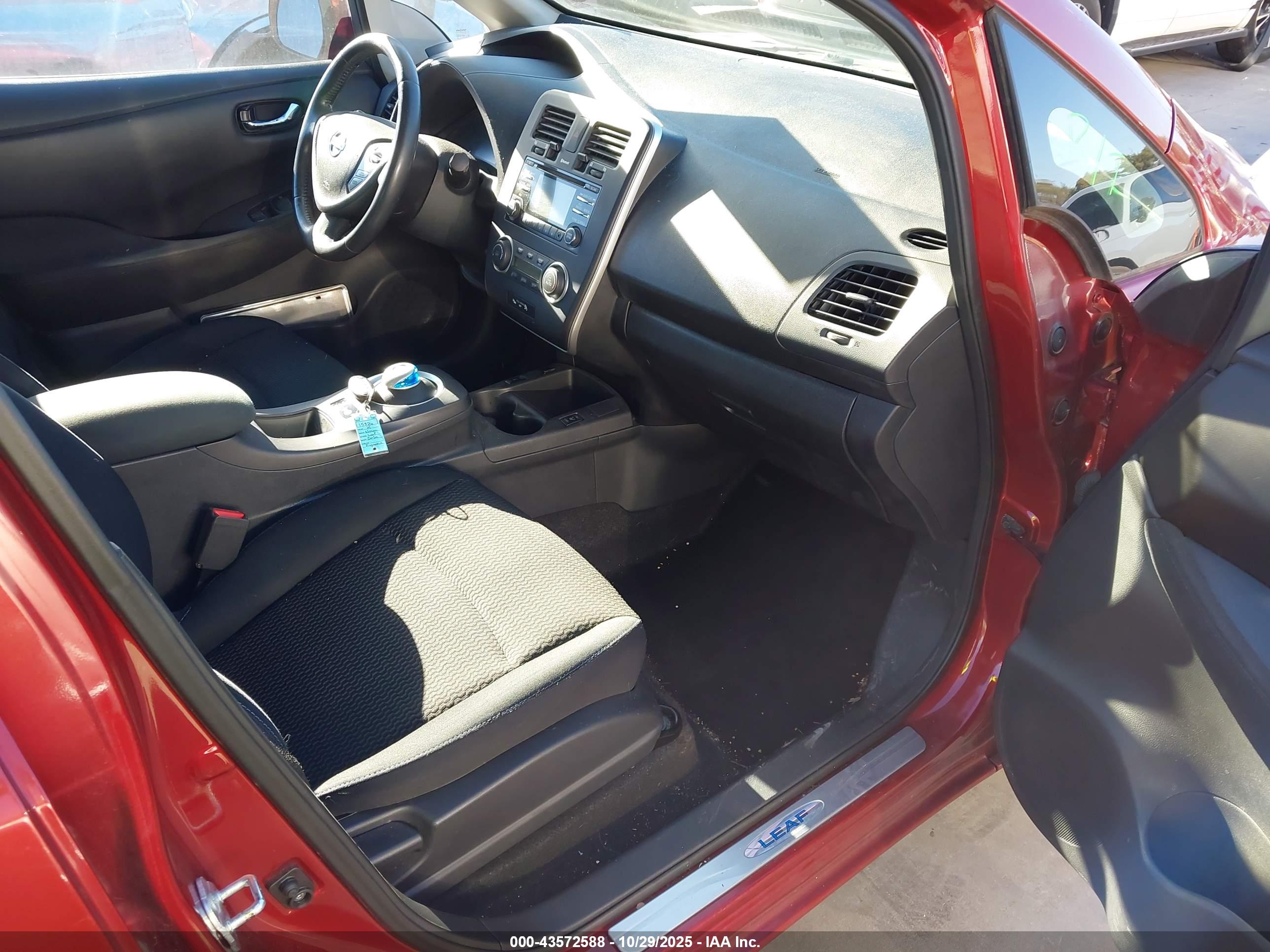 NISSAN LEAF image 5