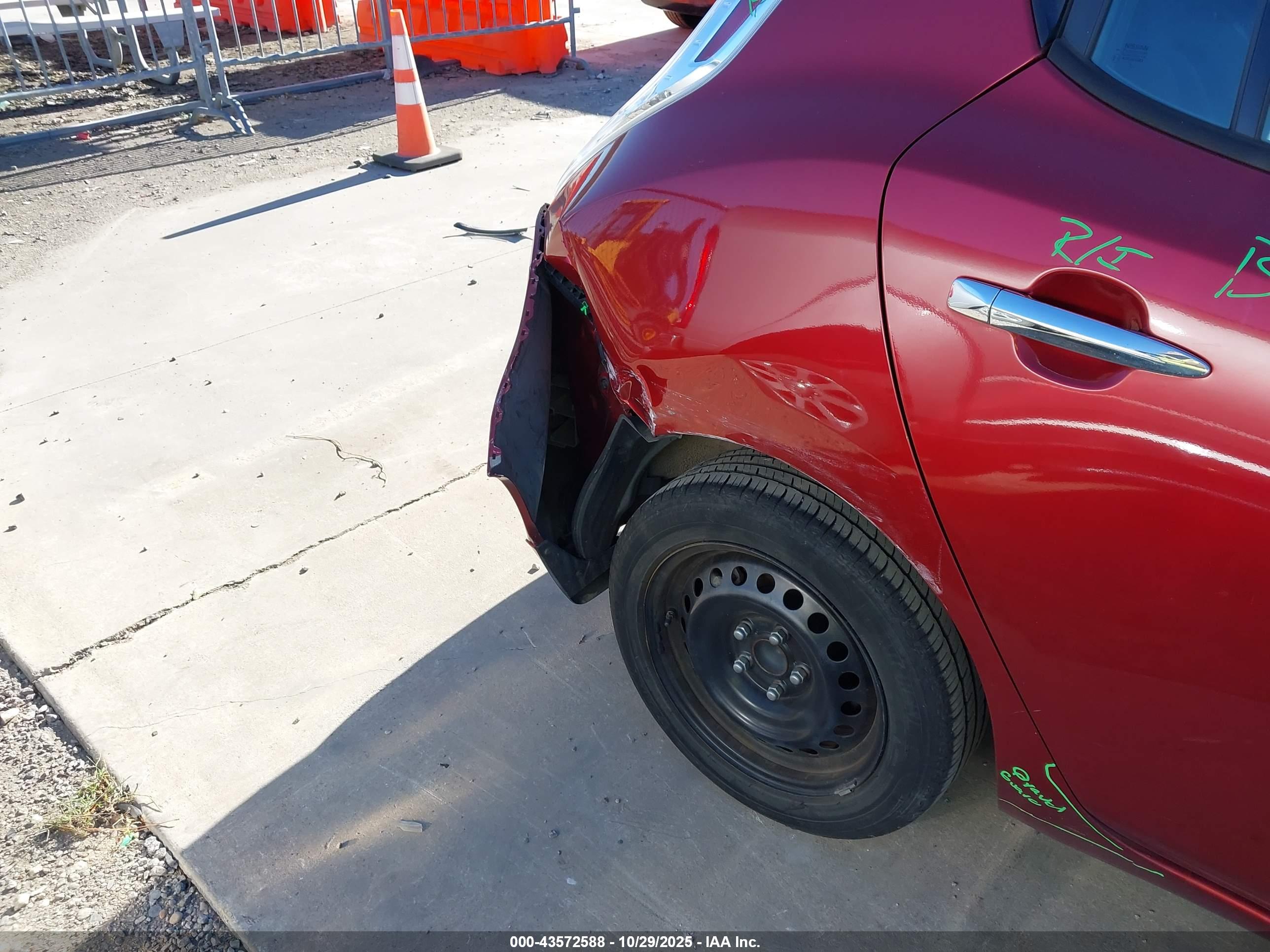 NISSAN LEAF image 6