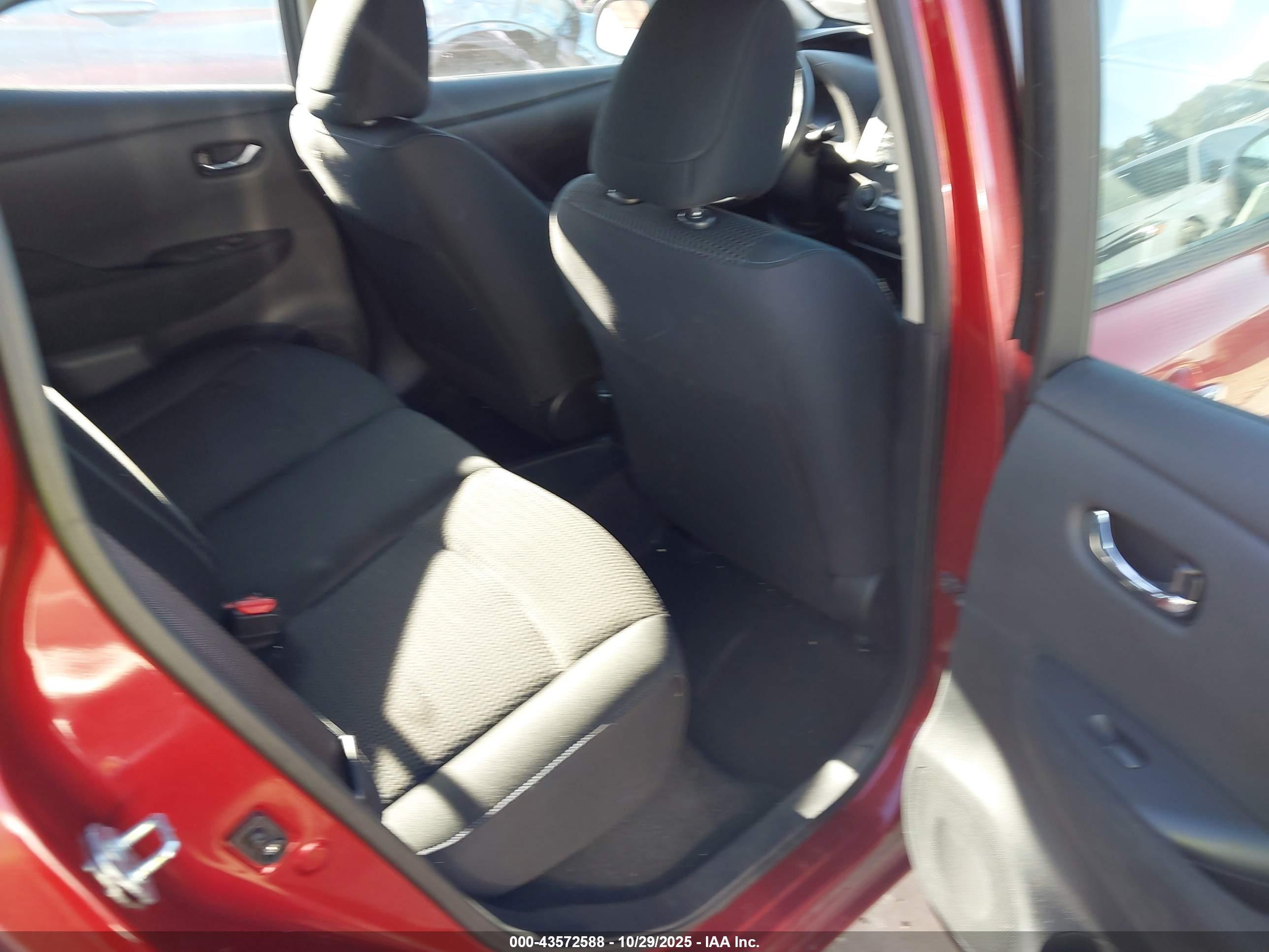 NISSAN LEAF image 8