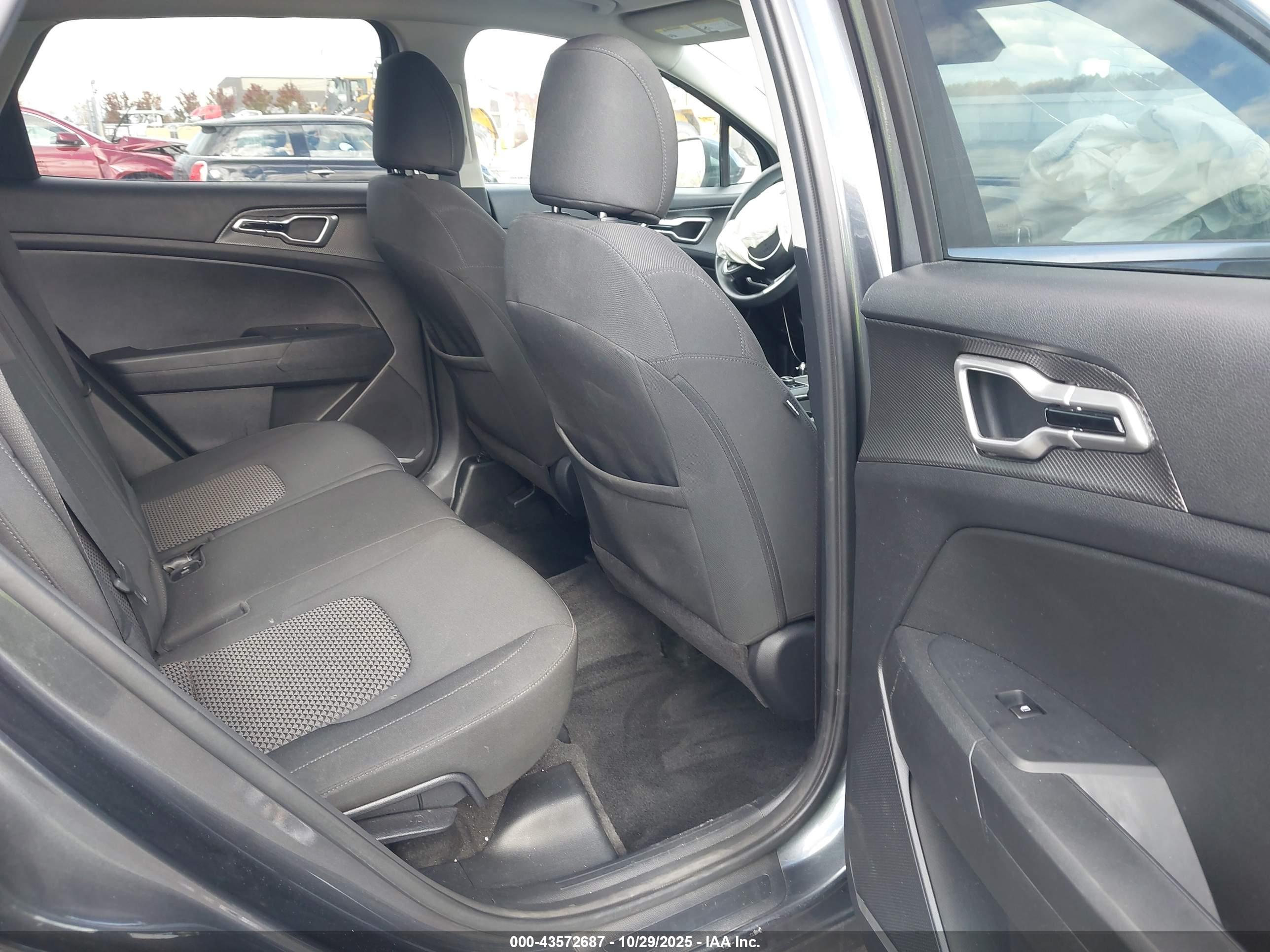 KIA SPORTAGE image 8