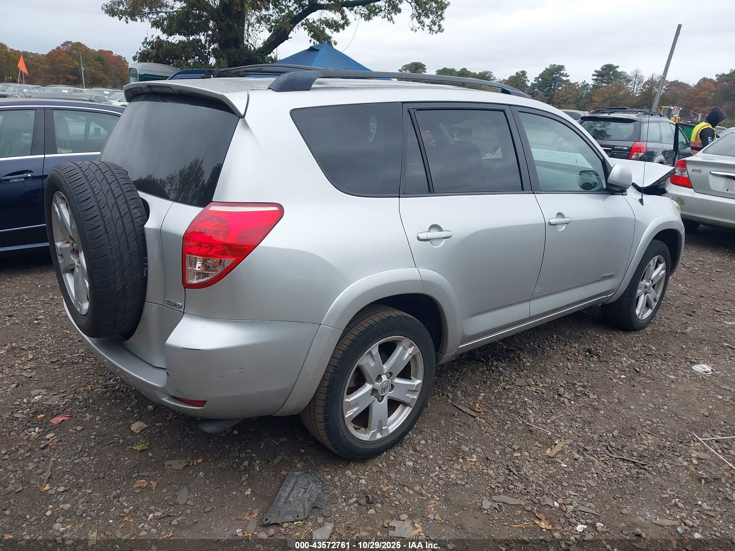 TOYOTA RAV4 image 4